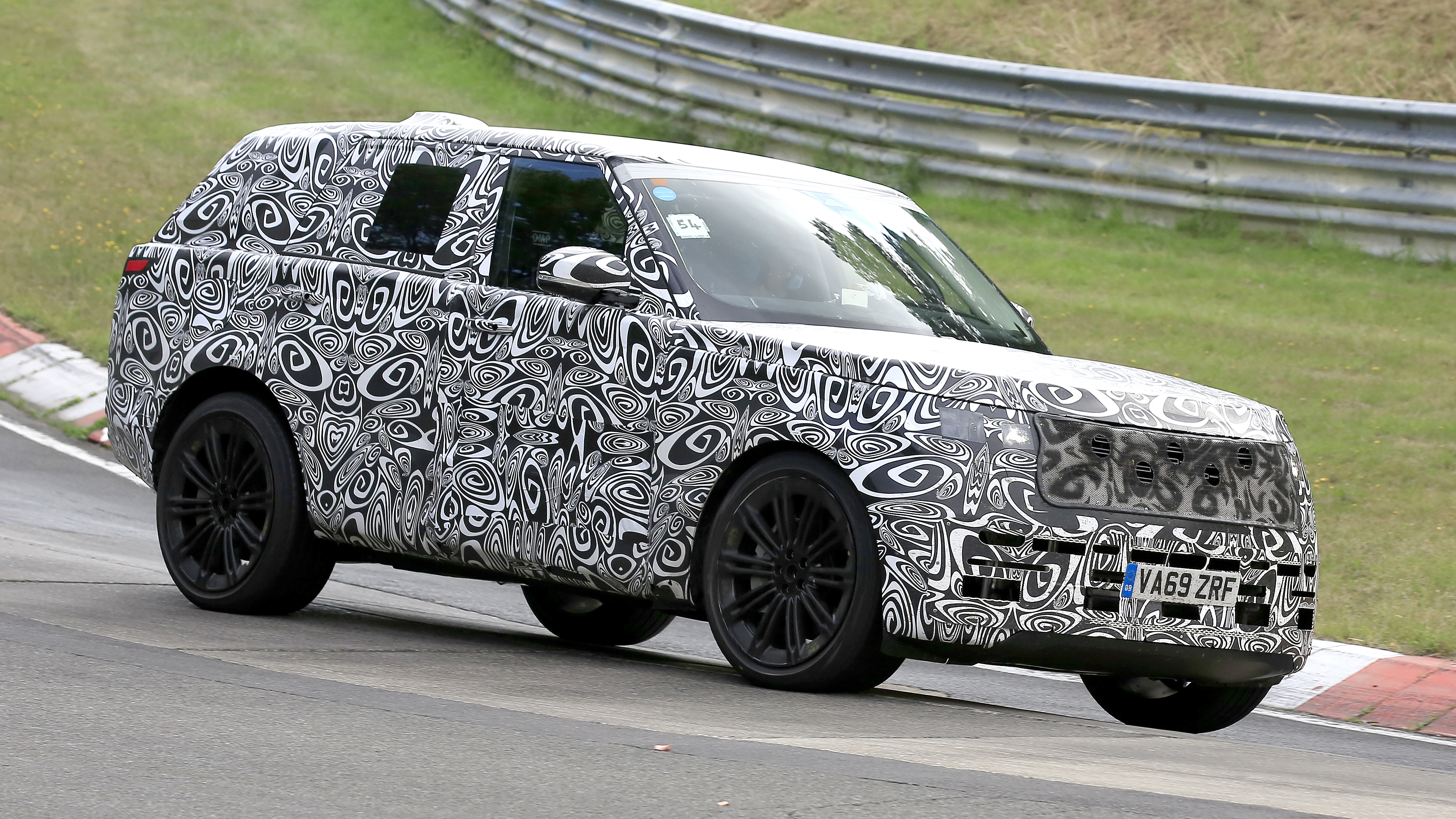 2022 Range Rover - passing view on track 