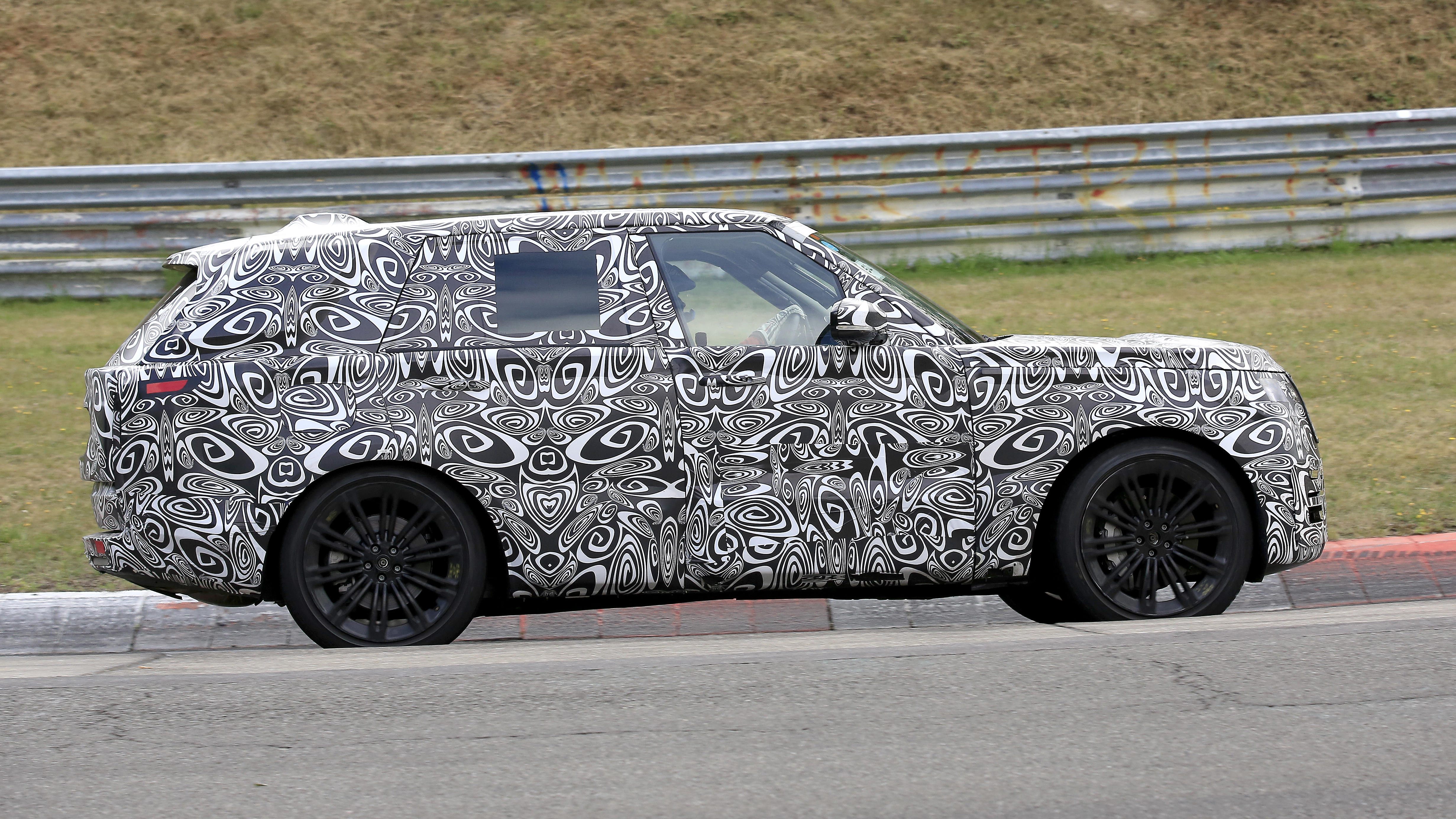 2022 Range Rover - side on view