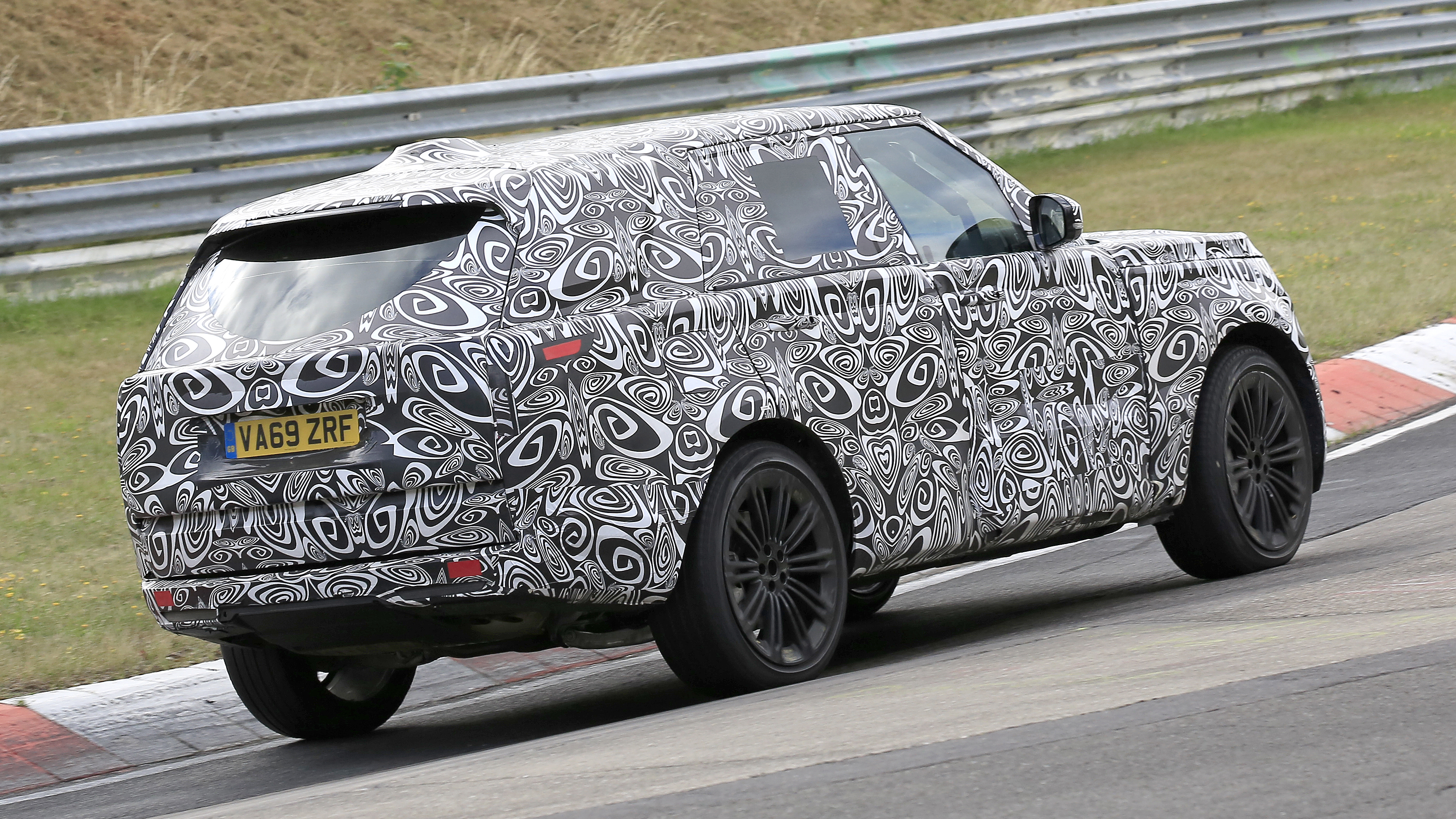 2022 Range Rover - rear view cornering 