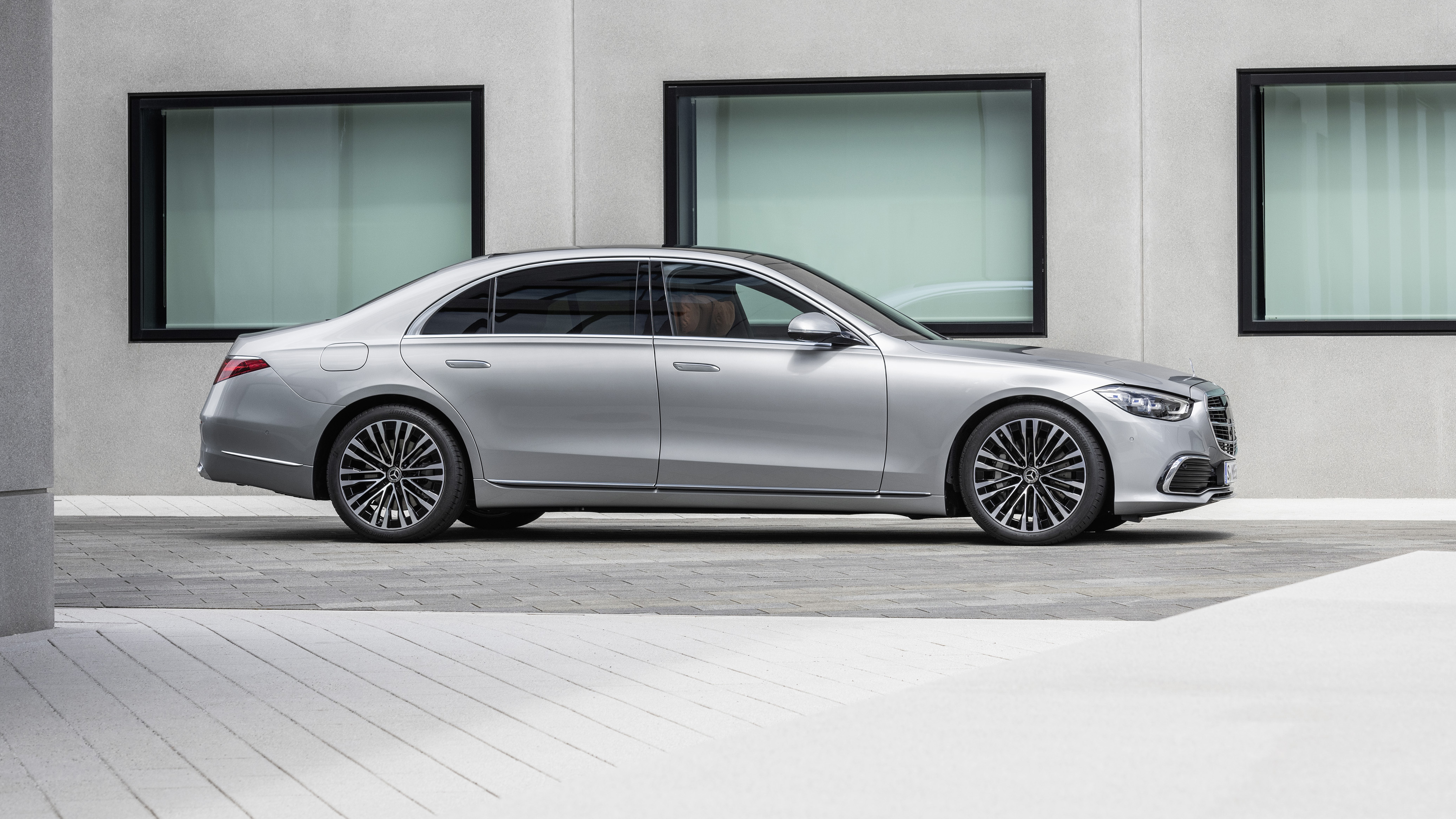 2020 Mercedes S-Class - side on view