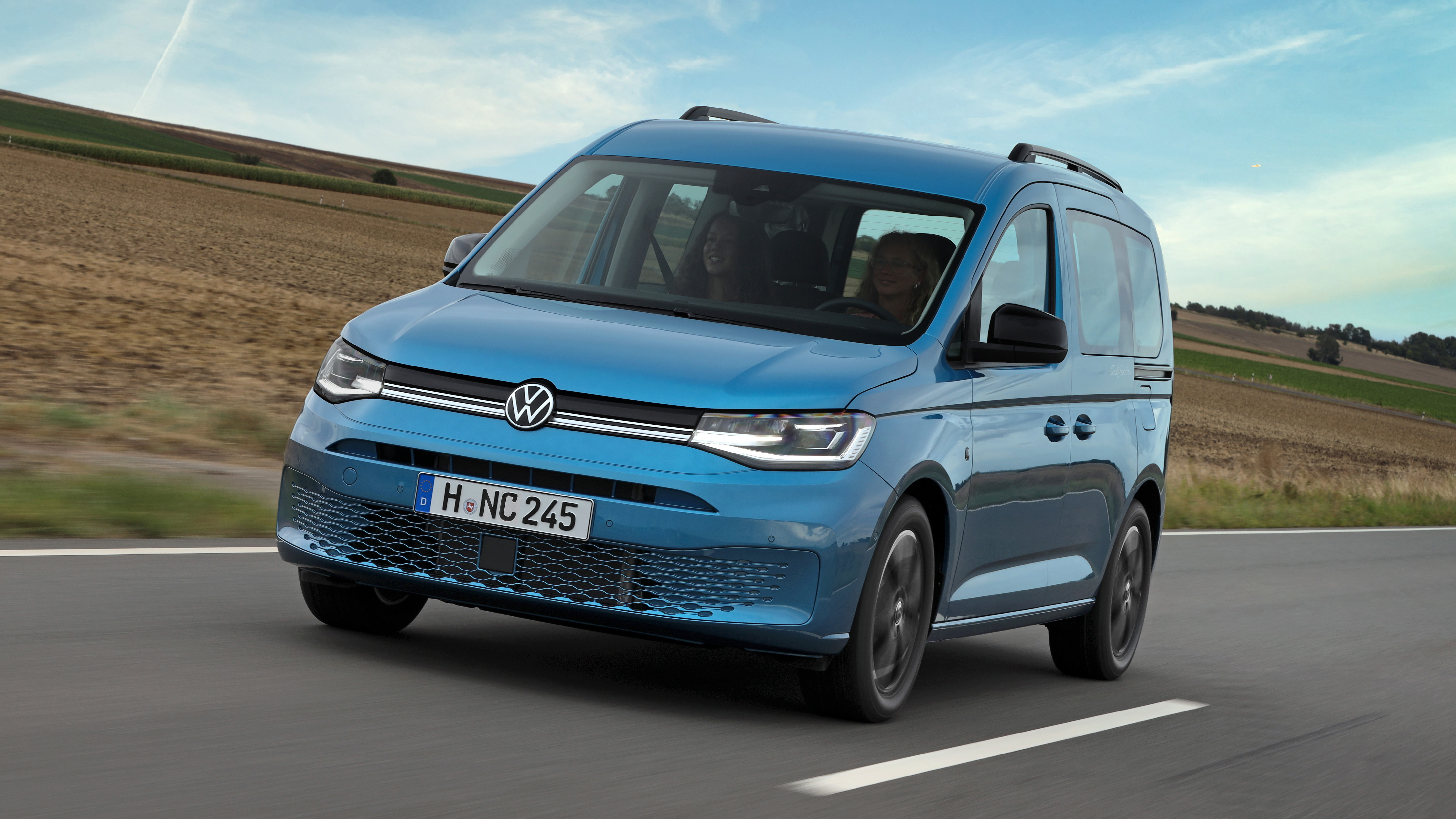 2020 Volkswagen Caddy California camper - driving
