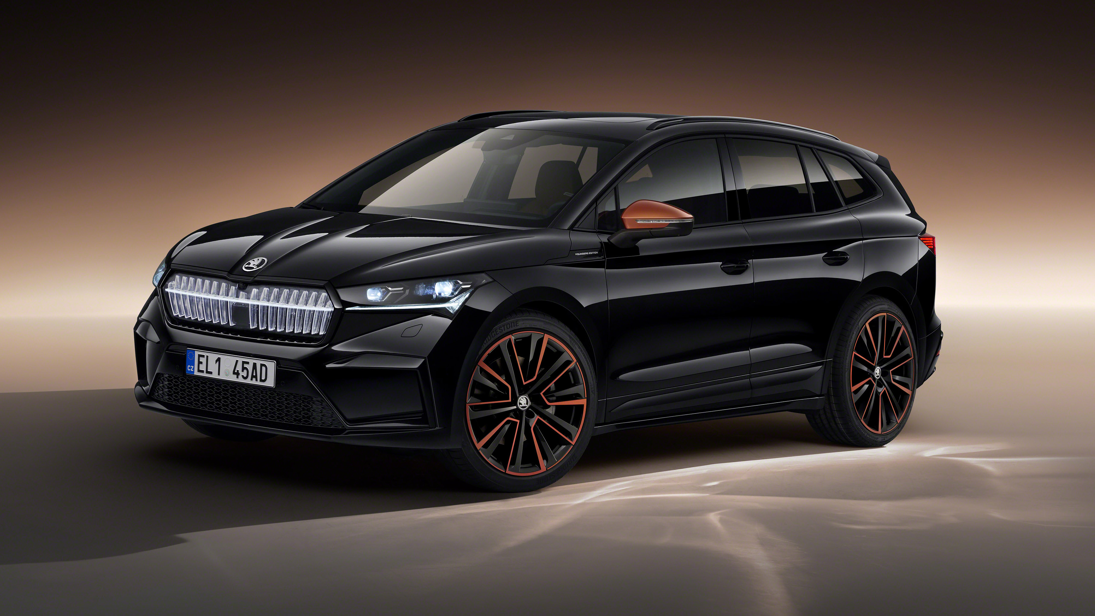 2021 Skoda Enyaq iV - front 3/4 static black/orange