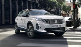 2020 Peugeot 3008 PHEV - FRONT 3/4 dynamic