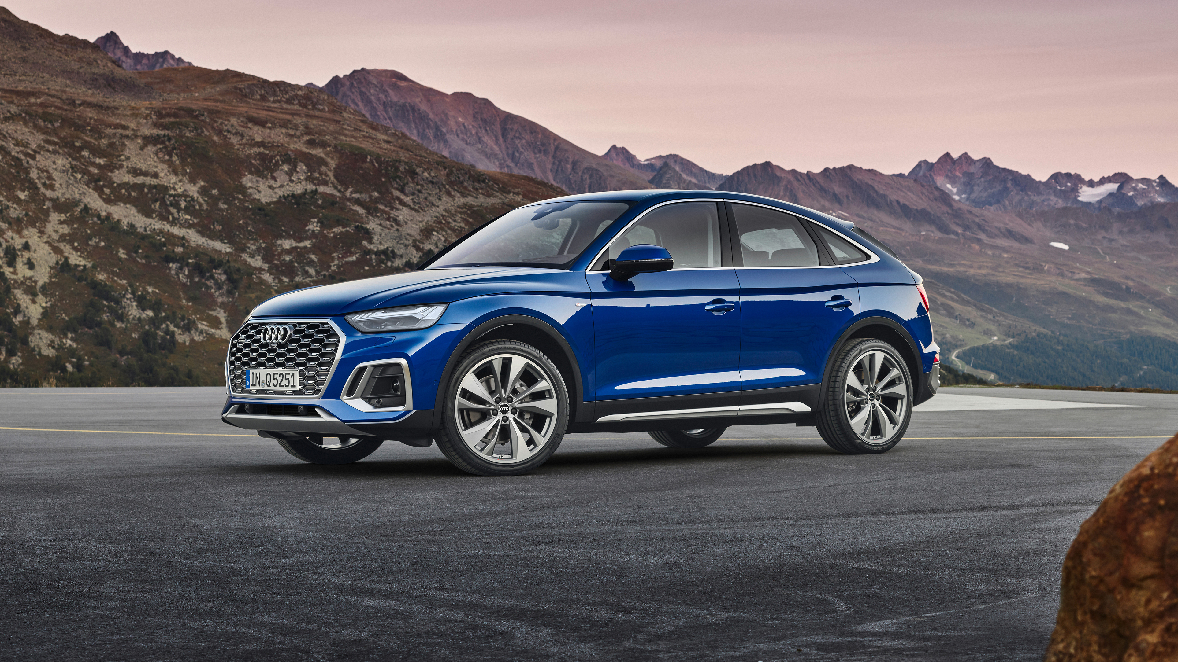 2021 Audi Q5 Sportback - front 3/4 static view