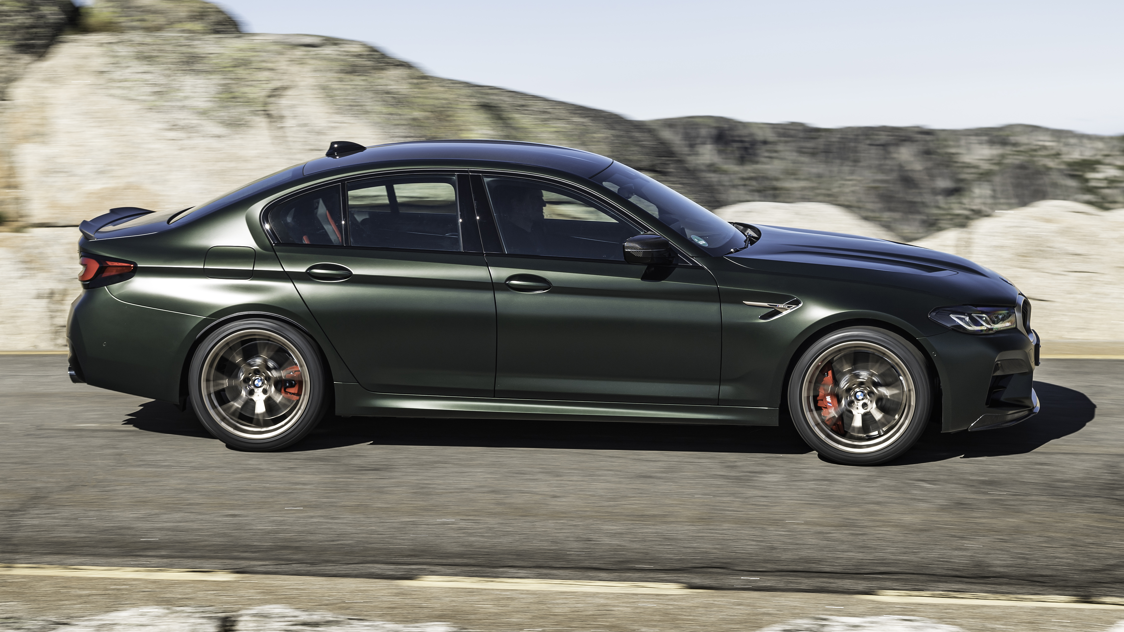 2021 BMW M5 CS - side view dynamic 