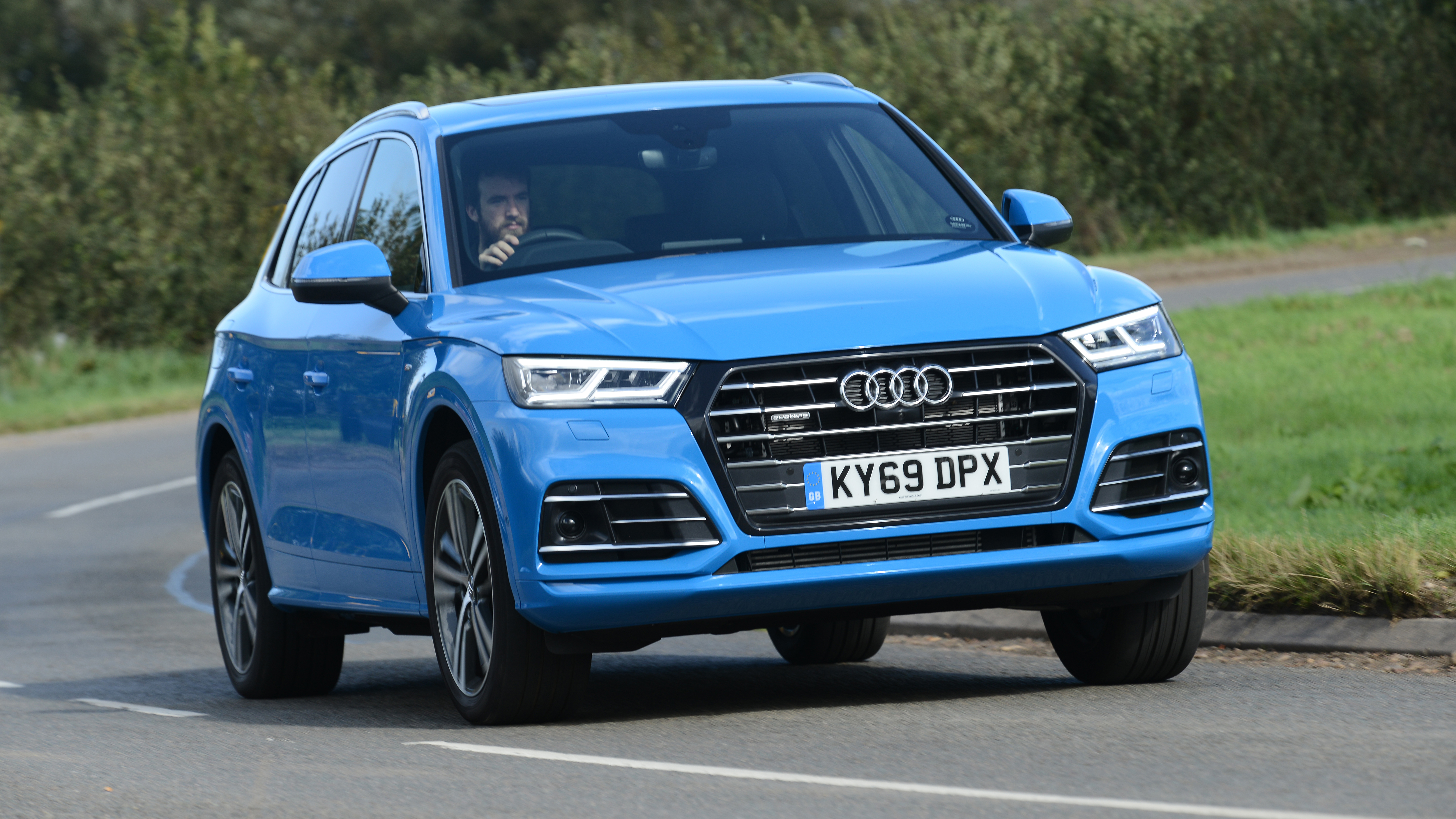 Audi Q5 - front 3/4 passing 