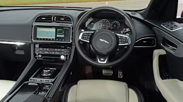 Jaguar F-Pace - interior