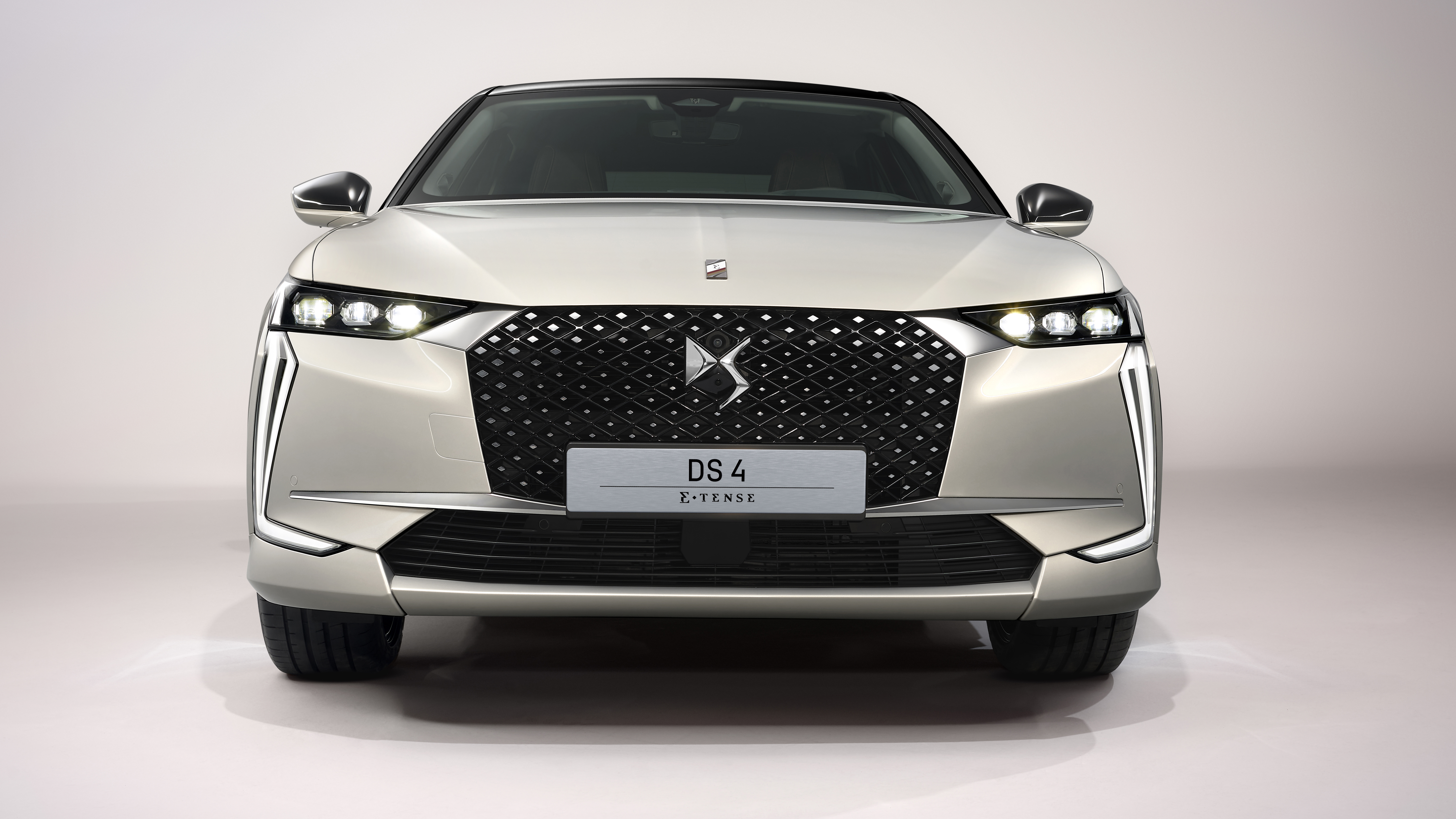 2021 DS 4 E-Tense - front view 