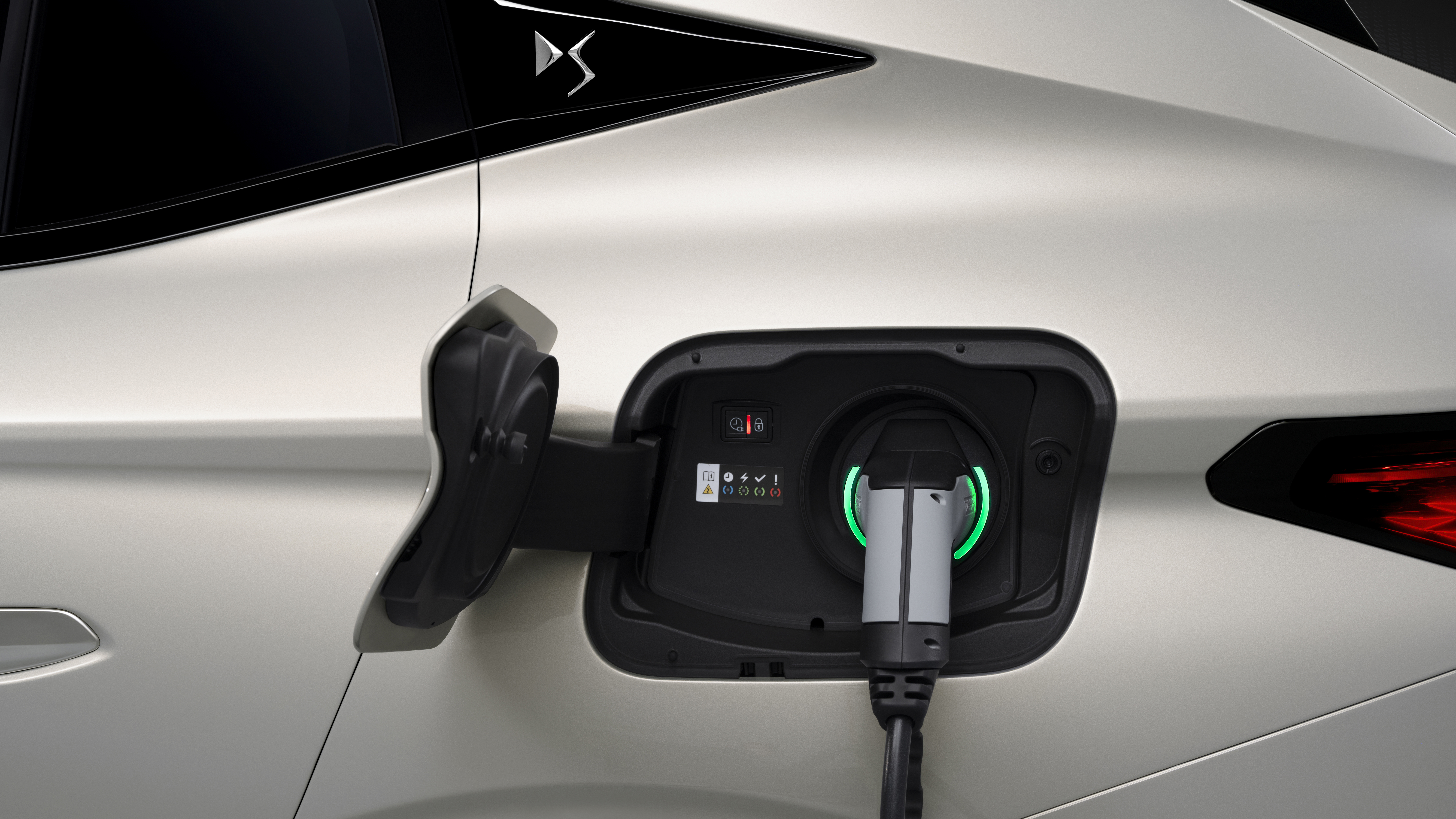 2021 DS 4 E-Tense - charging port