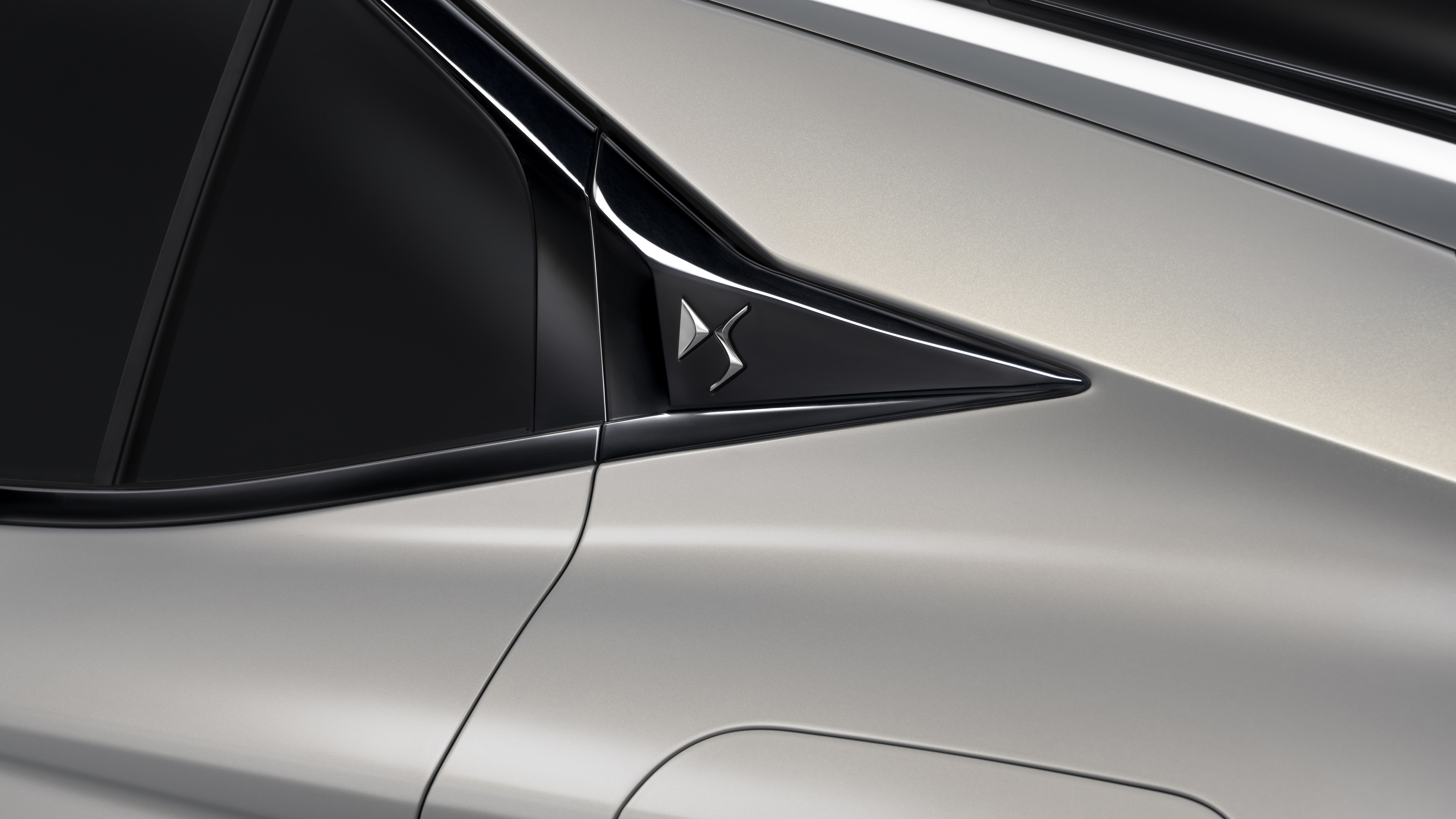2021 DS 4 E-Tense - c-pillar 