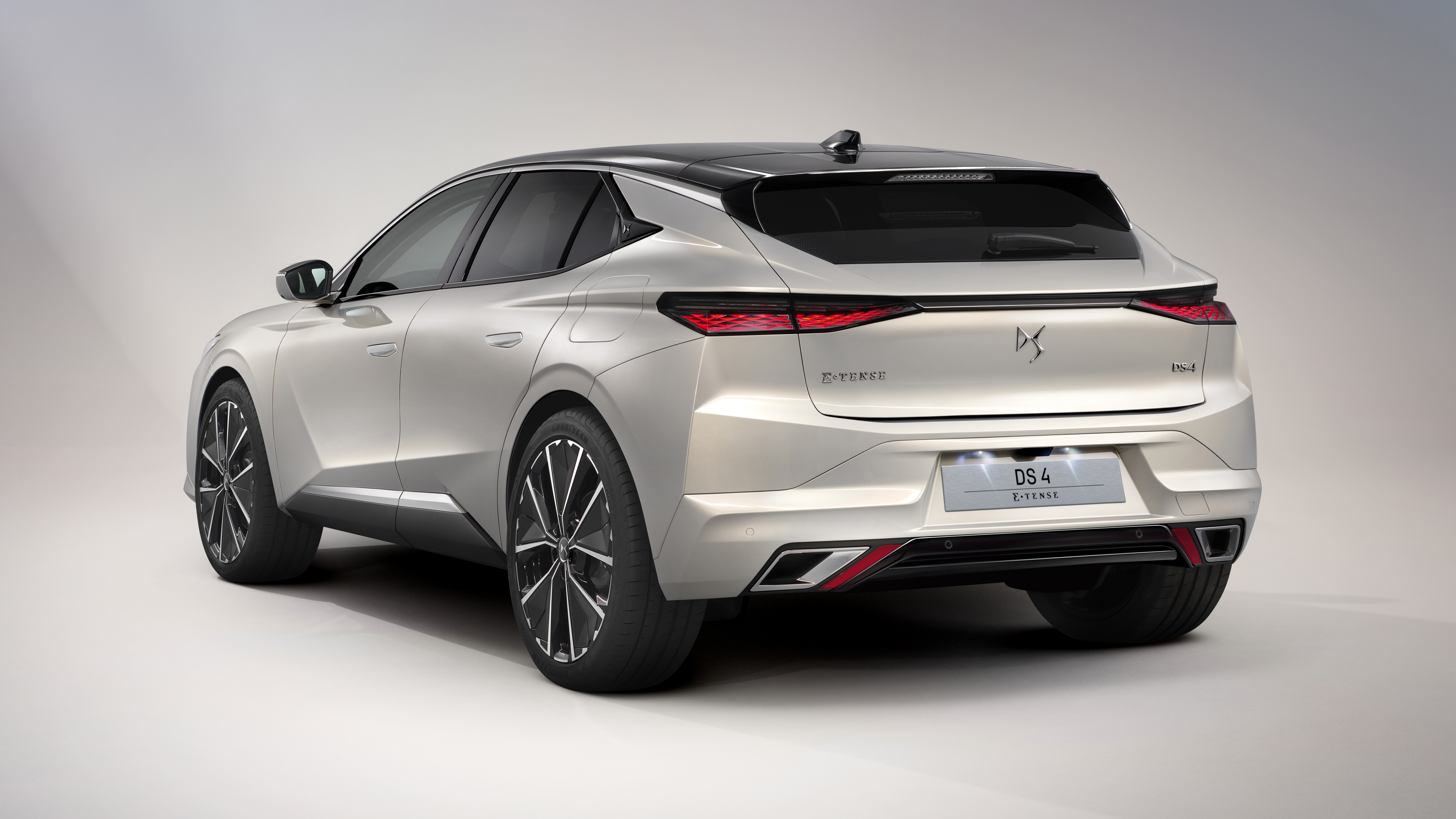2021 DS 4 E-Tense - rear 3/4 view