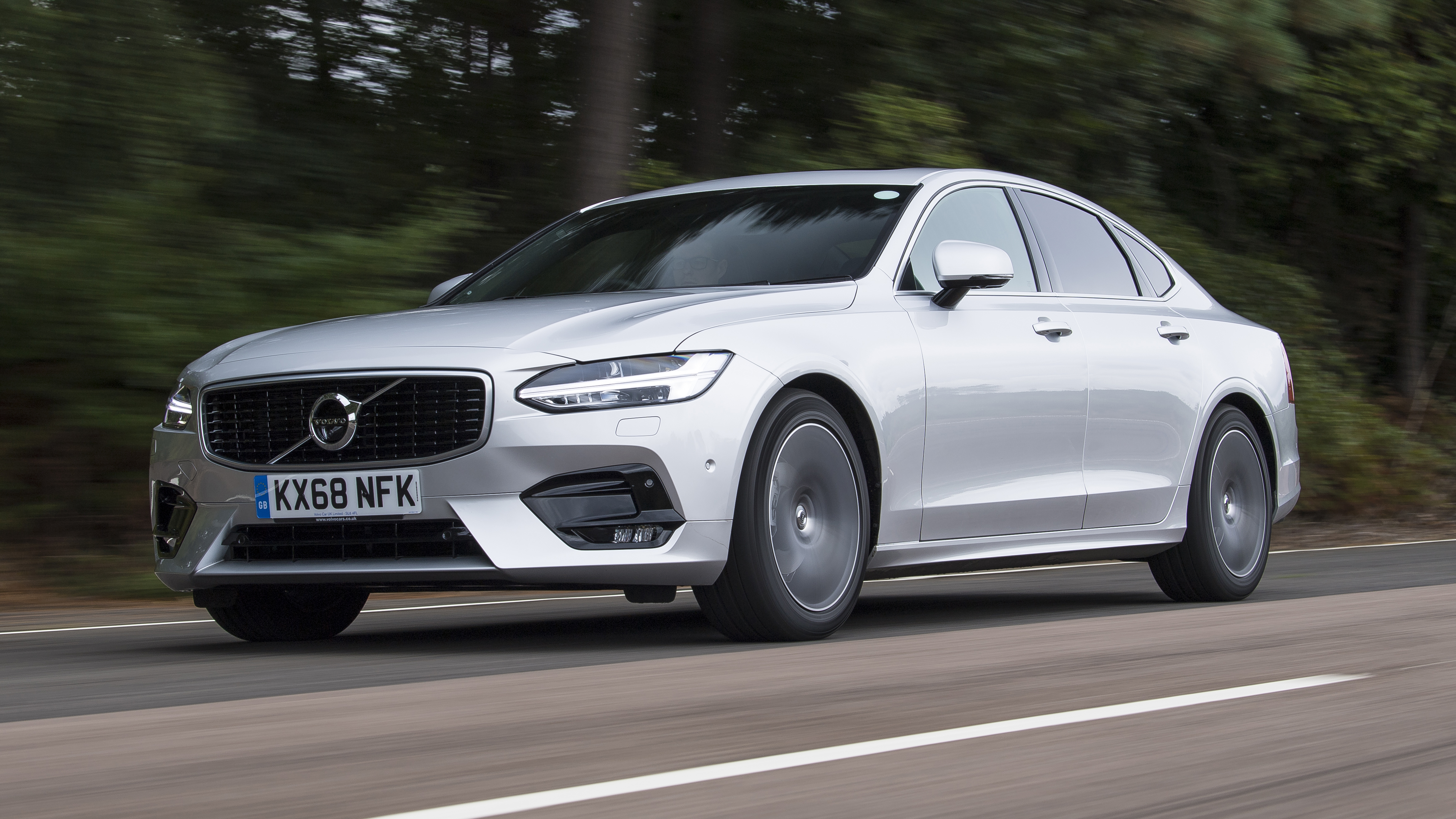 Volvo S90 - front 3/4 view