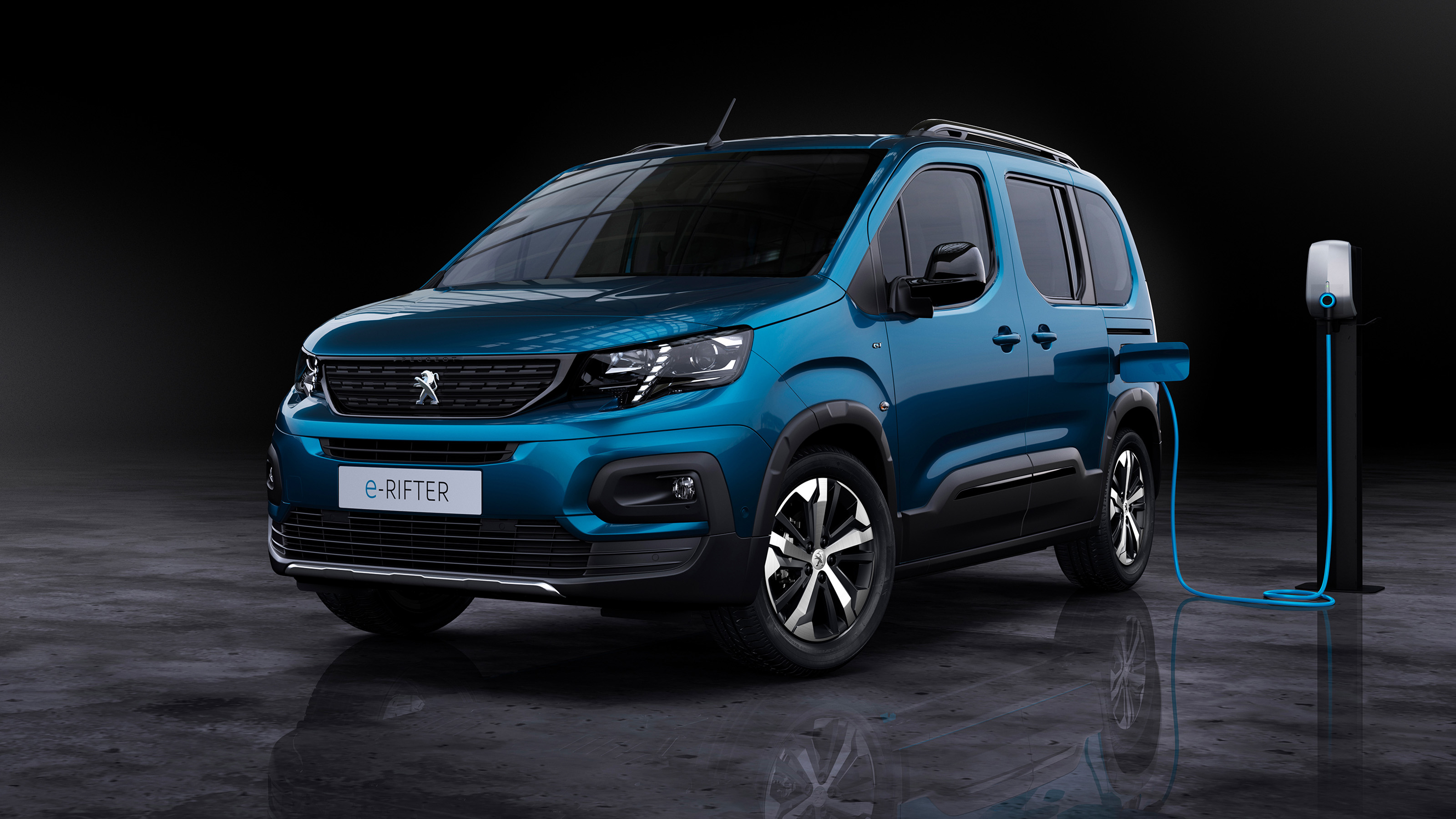 Peugeot e-Rifter charging