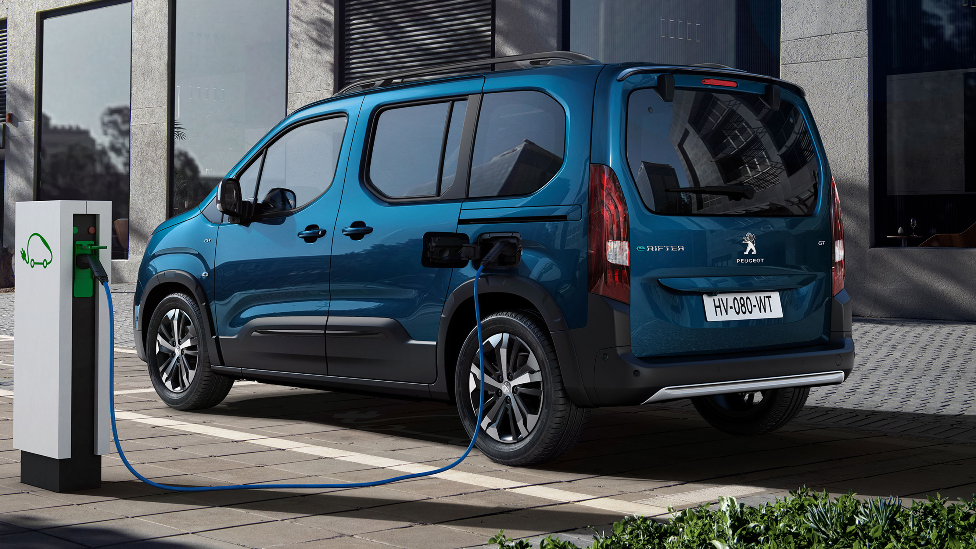 Peugeot e-Rifter charging - rear
