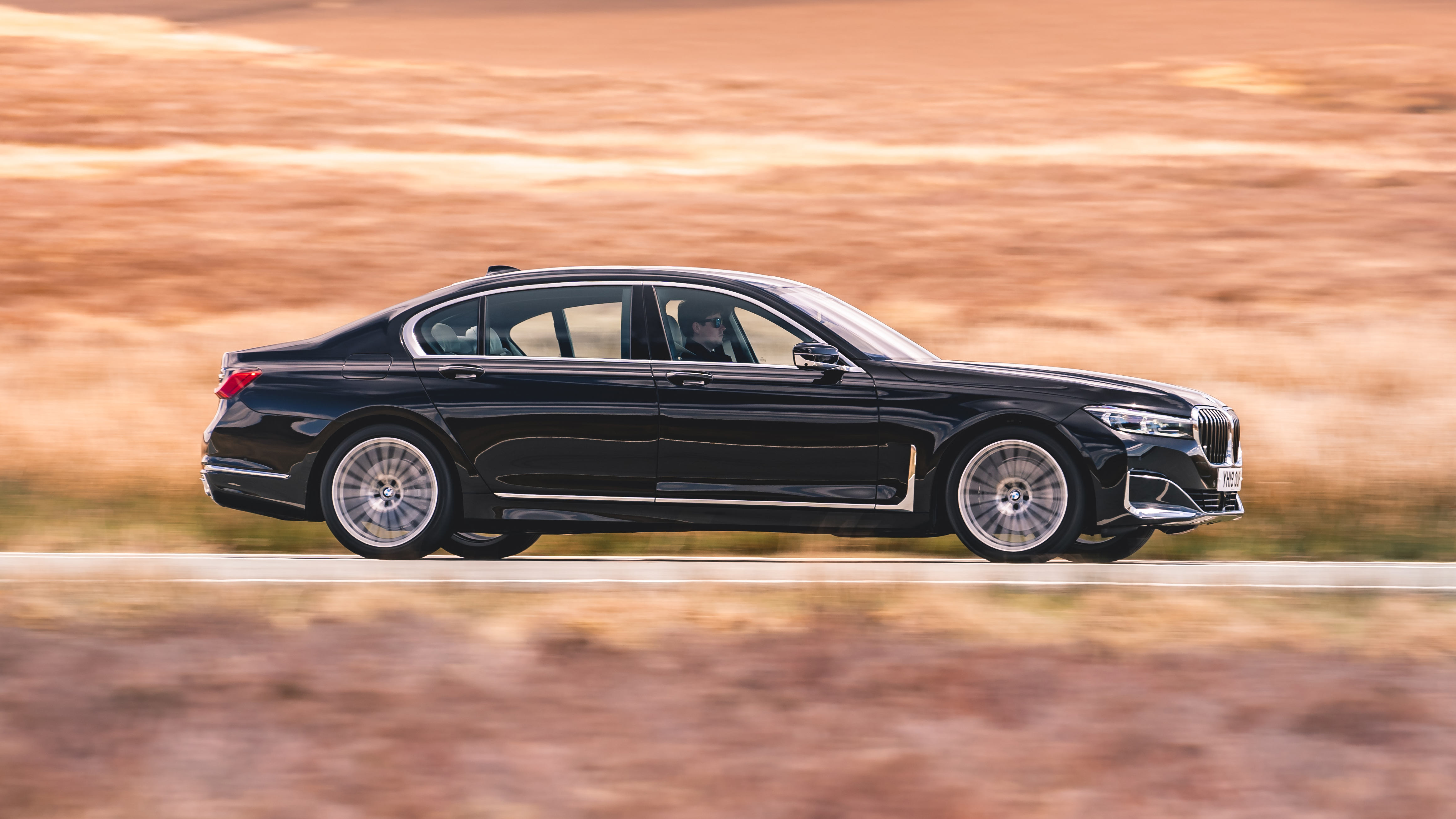 BMW 7 Series saloon - side on dynamic 