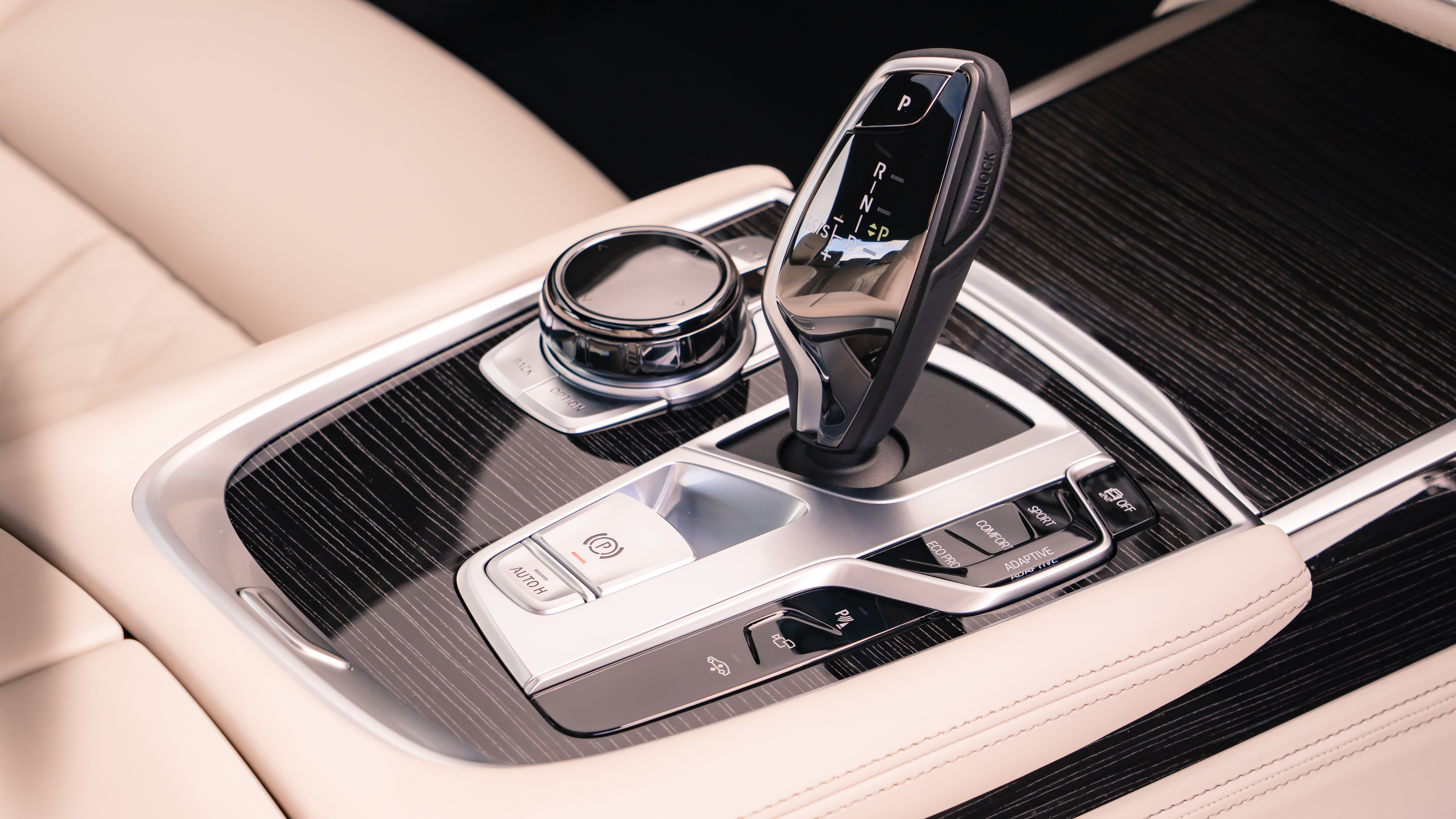BMW 7 Series saloon - centre console and gearlever