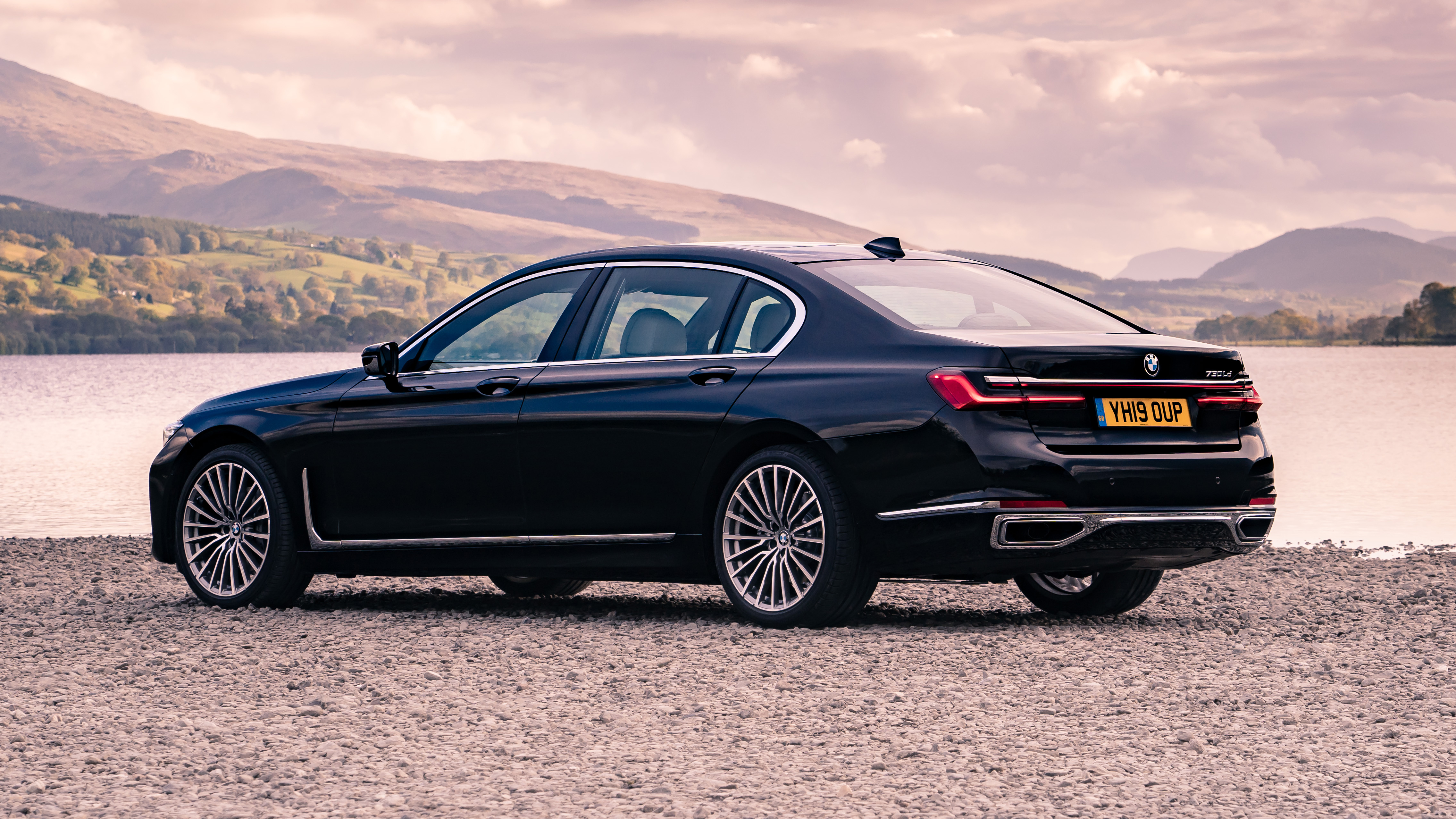 BMW 7 Series saloon - rear 3/4 static 