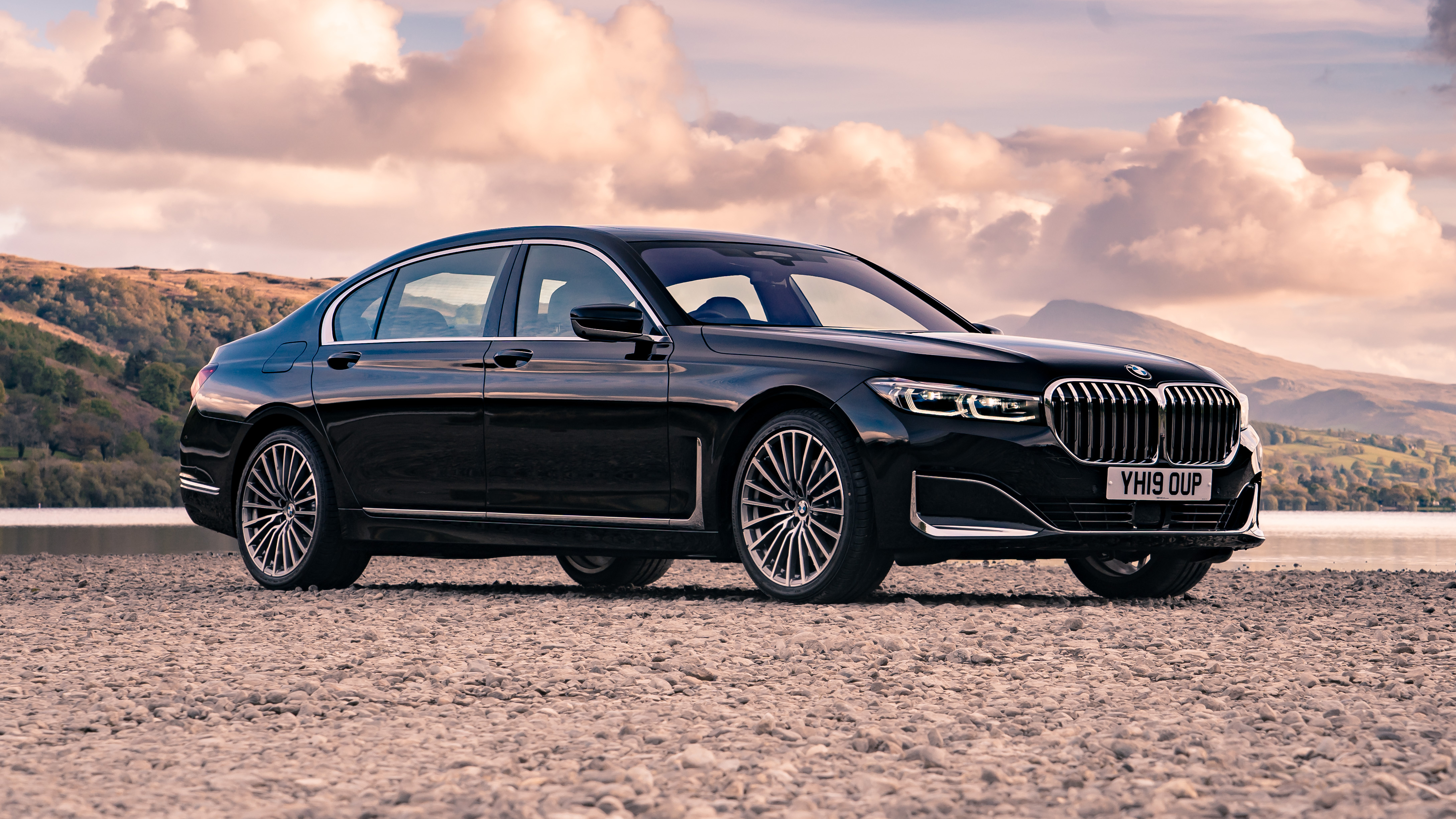 BMW 7 Series saloon - front 3/4 static 
