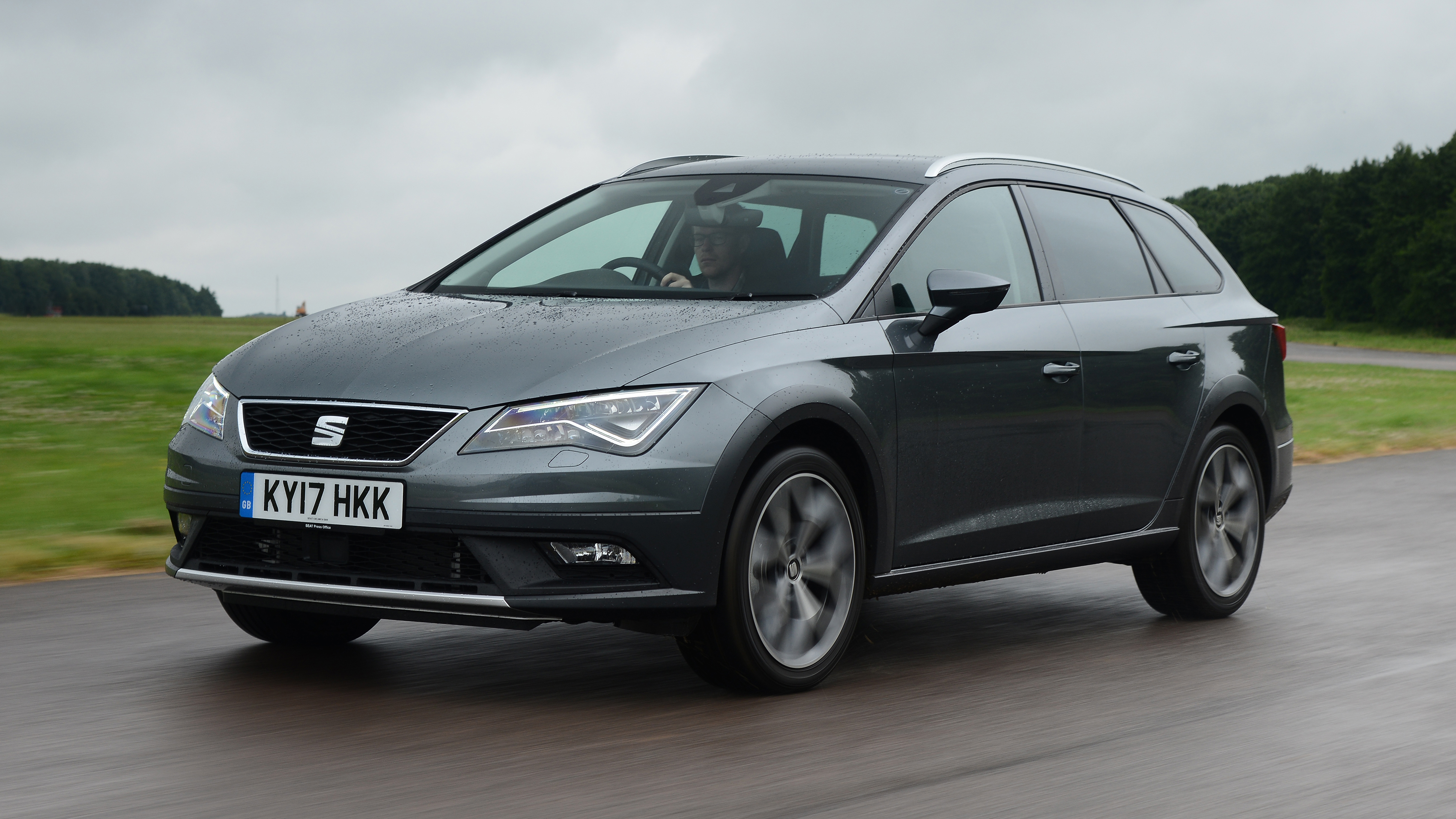 SEAT Leon X-Perience - front 3/4 view