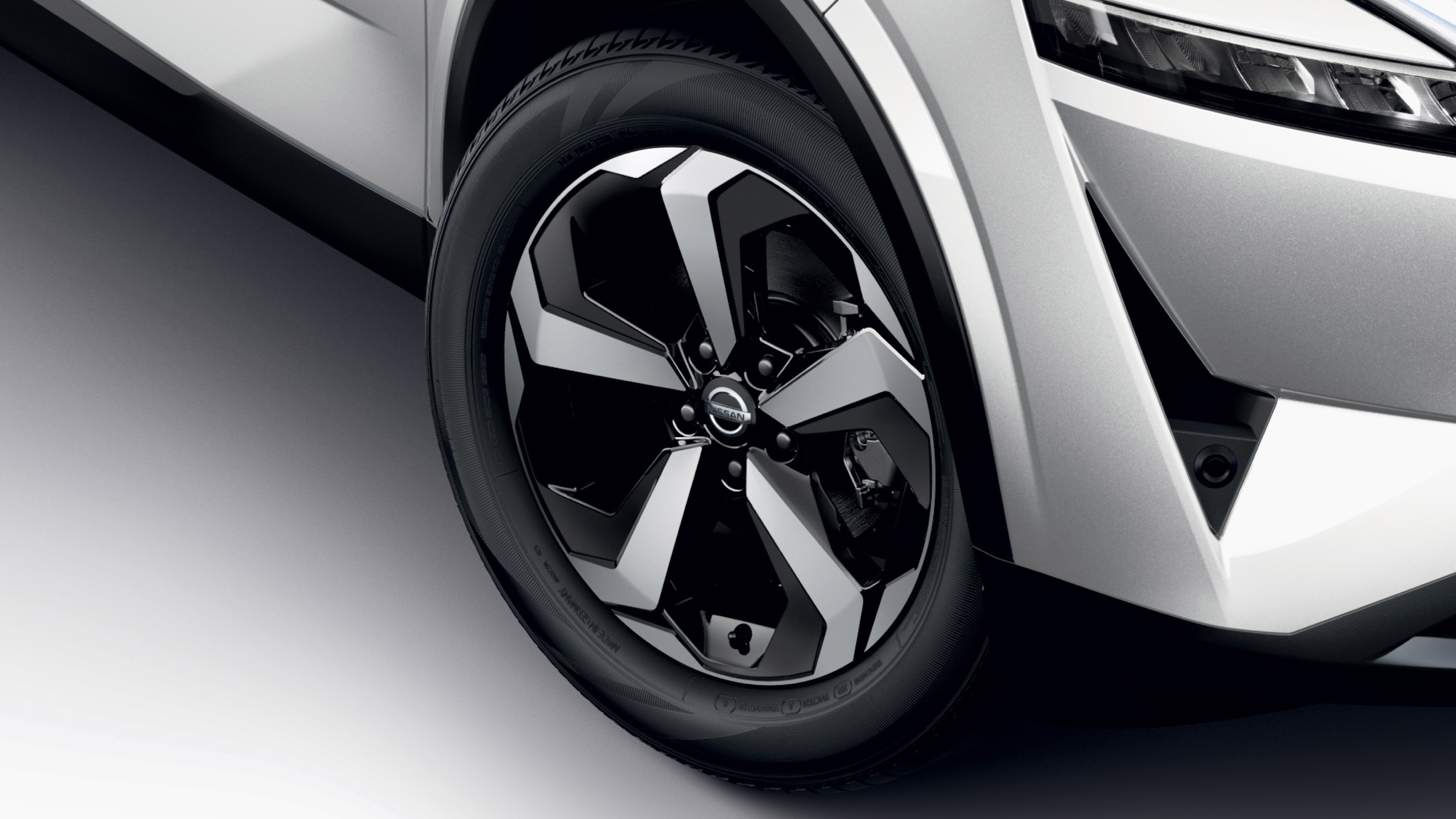 Nissan Qashqai Premiere Edition alloy wheel