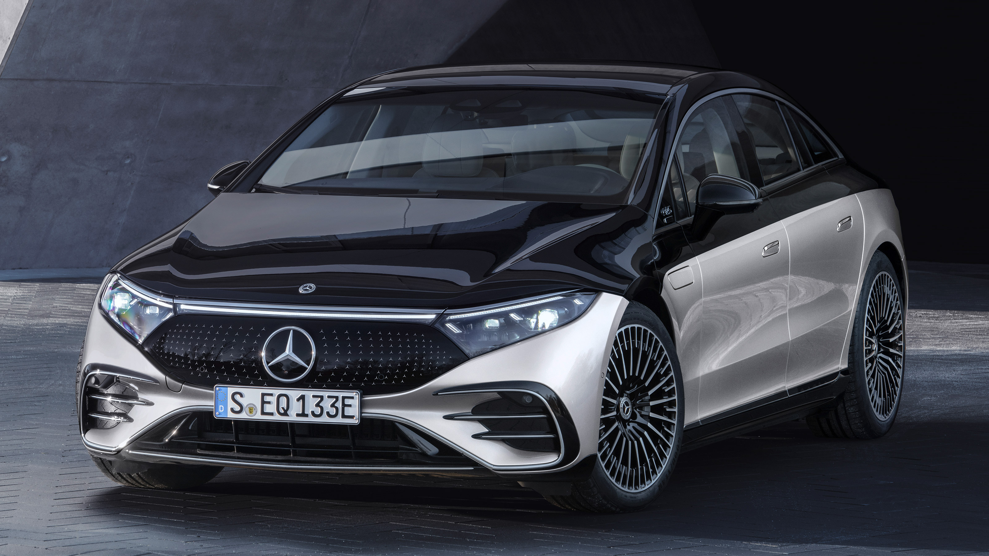 2021 Mercedes EQS front 3/4 static 