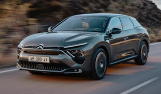 2021 Citroen C5 X crossover - front 3/4
