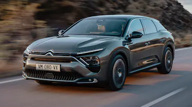 2021 Citroen C5 X crossover - front 3/4