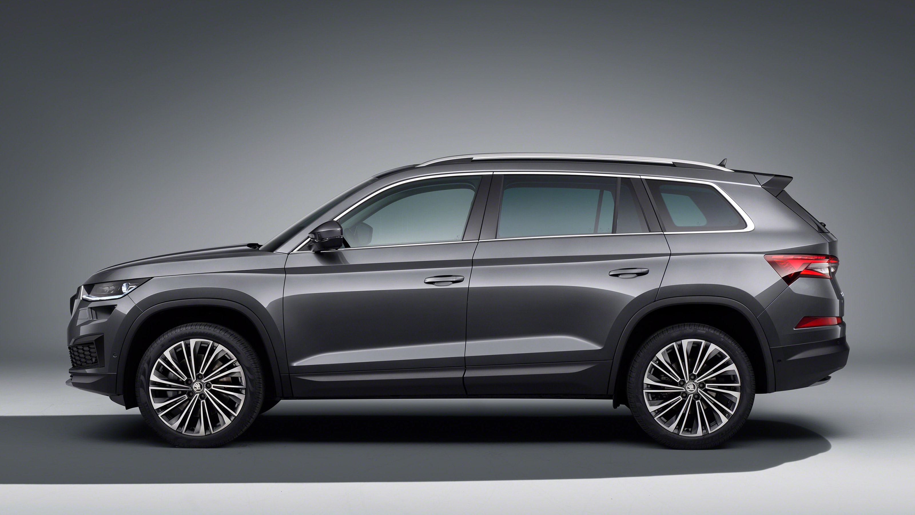 2021 Skoda Kodiaq - side on view