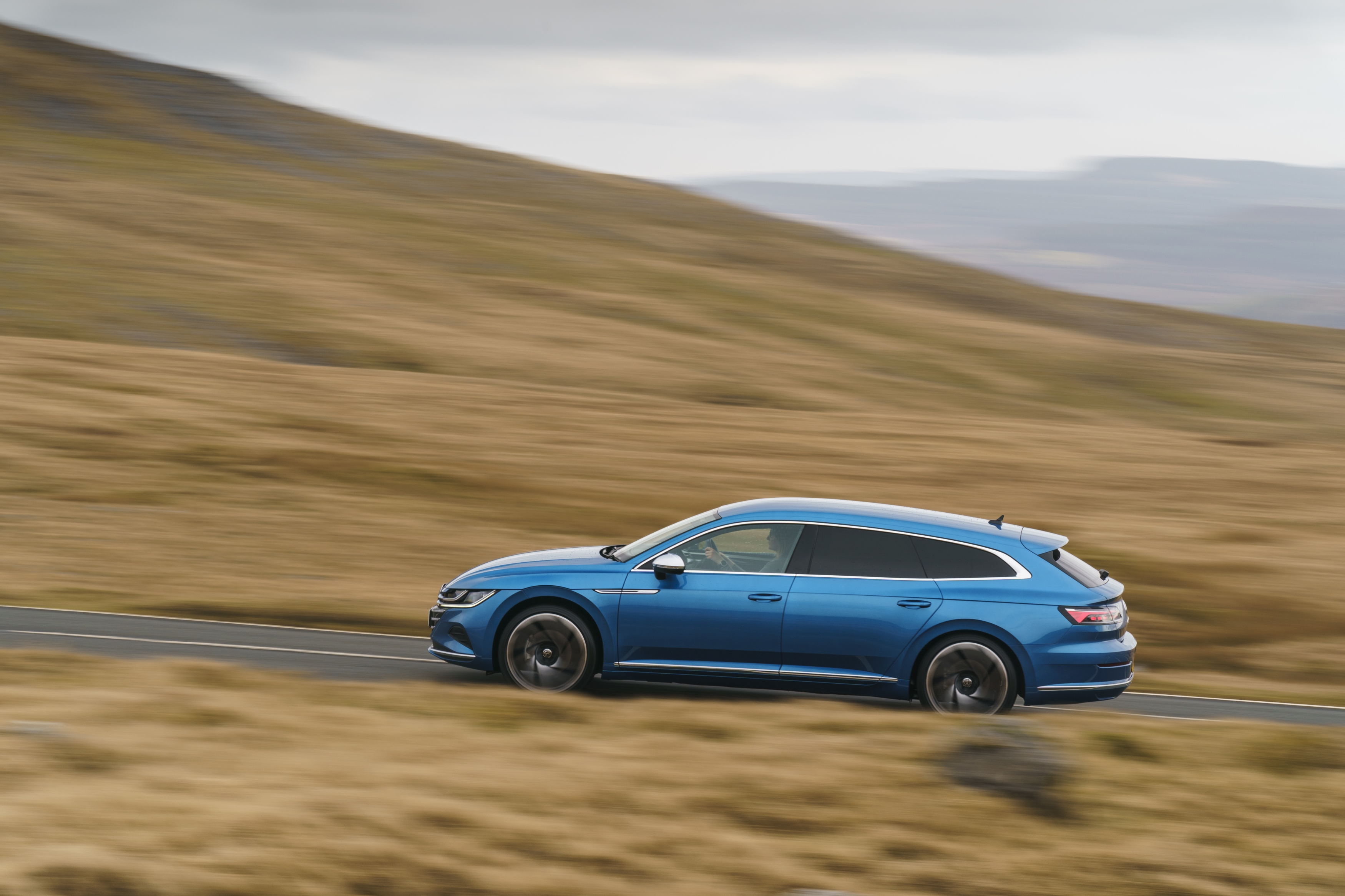 Volkswagen Arteon Shooting Brake estate side panning