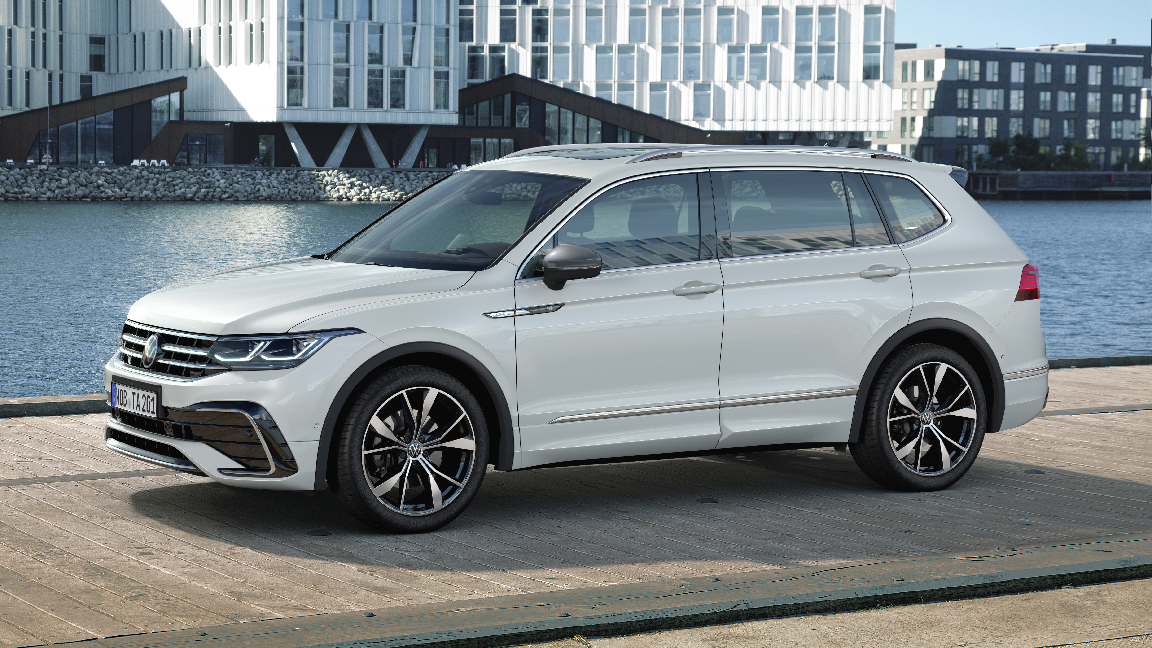 2021 Volkswagen Tiguan Allspace - front 3/4 static 