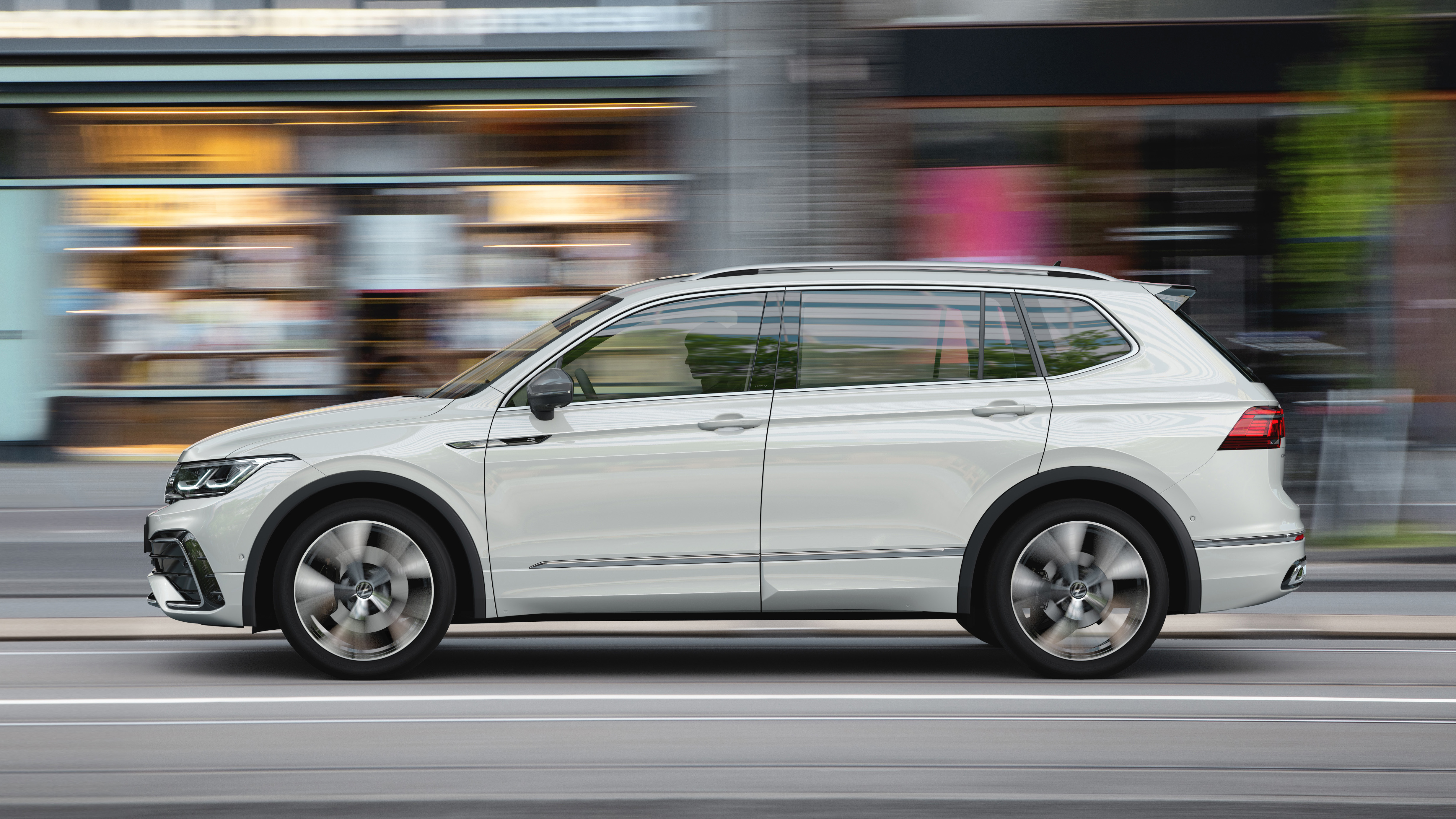 2021 Volkswagen Tiguan Allspace - side on view