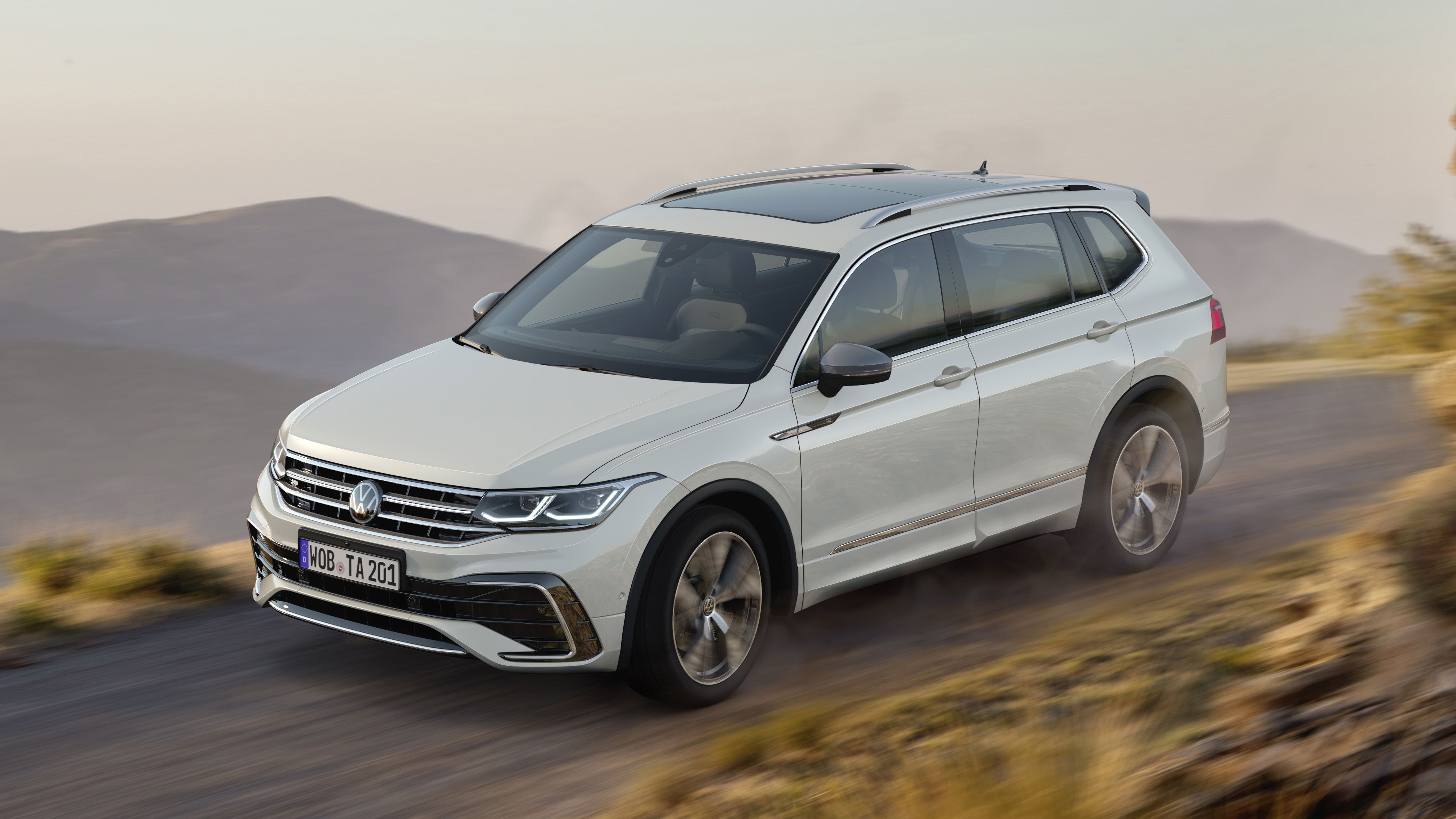 2021 Volkswagen Tiguan Allspace - front 3/4 dynamic 