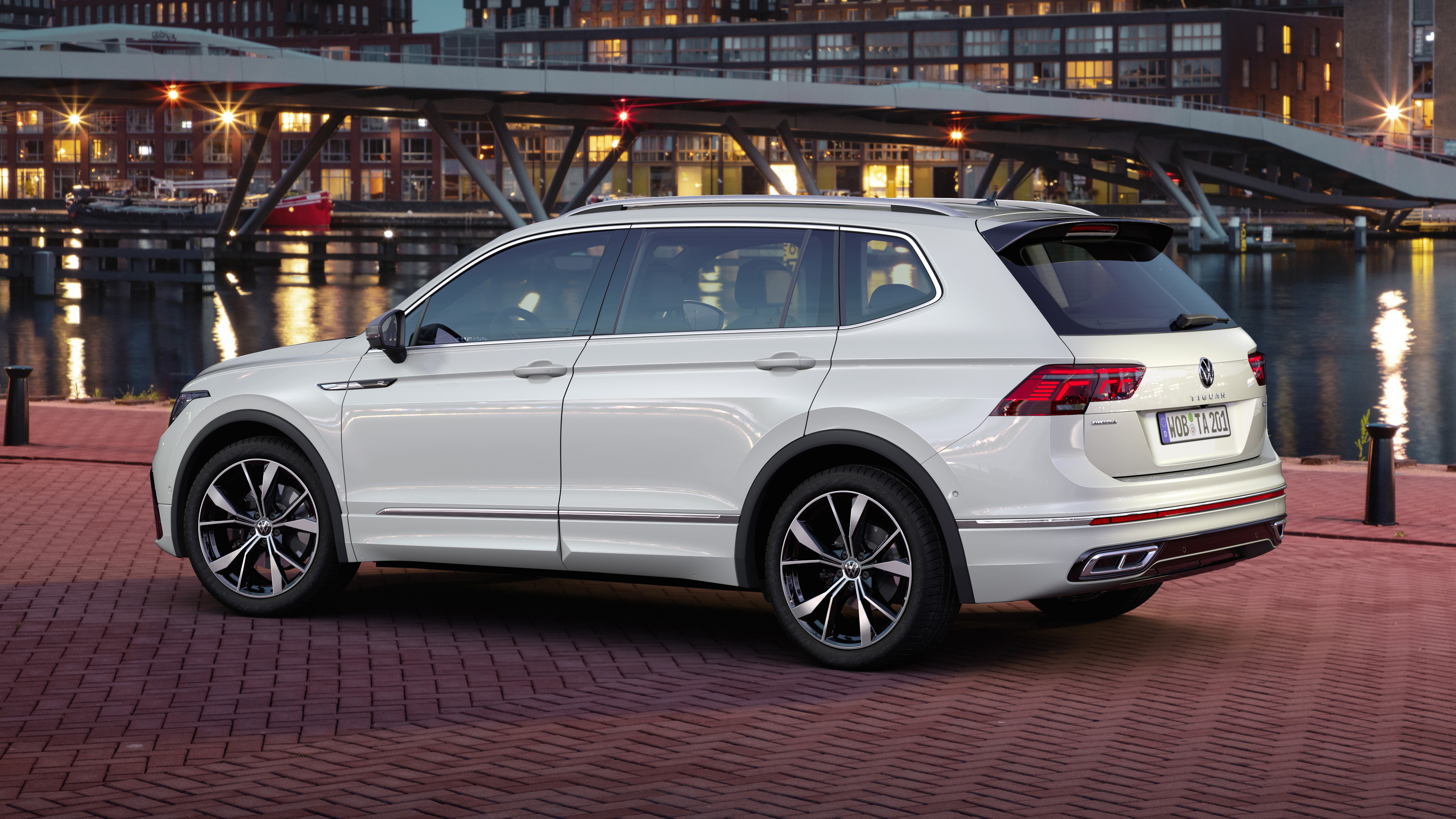 2021 Volkswagen Tiguan Allspace - rear 3/4 dynamic 