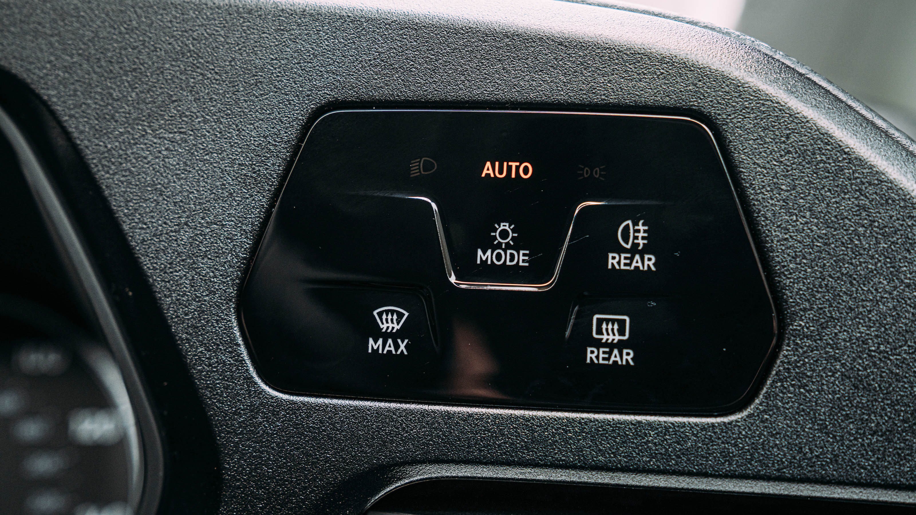 Volkswagen Caddy MPV headlight controls