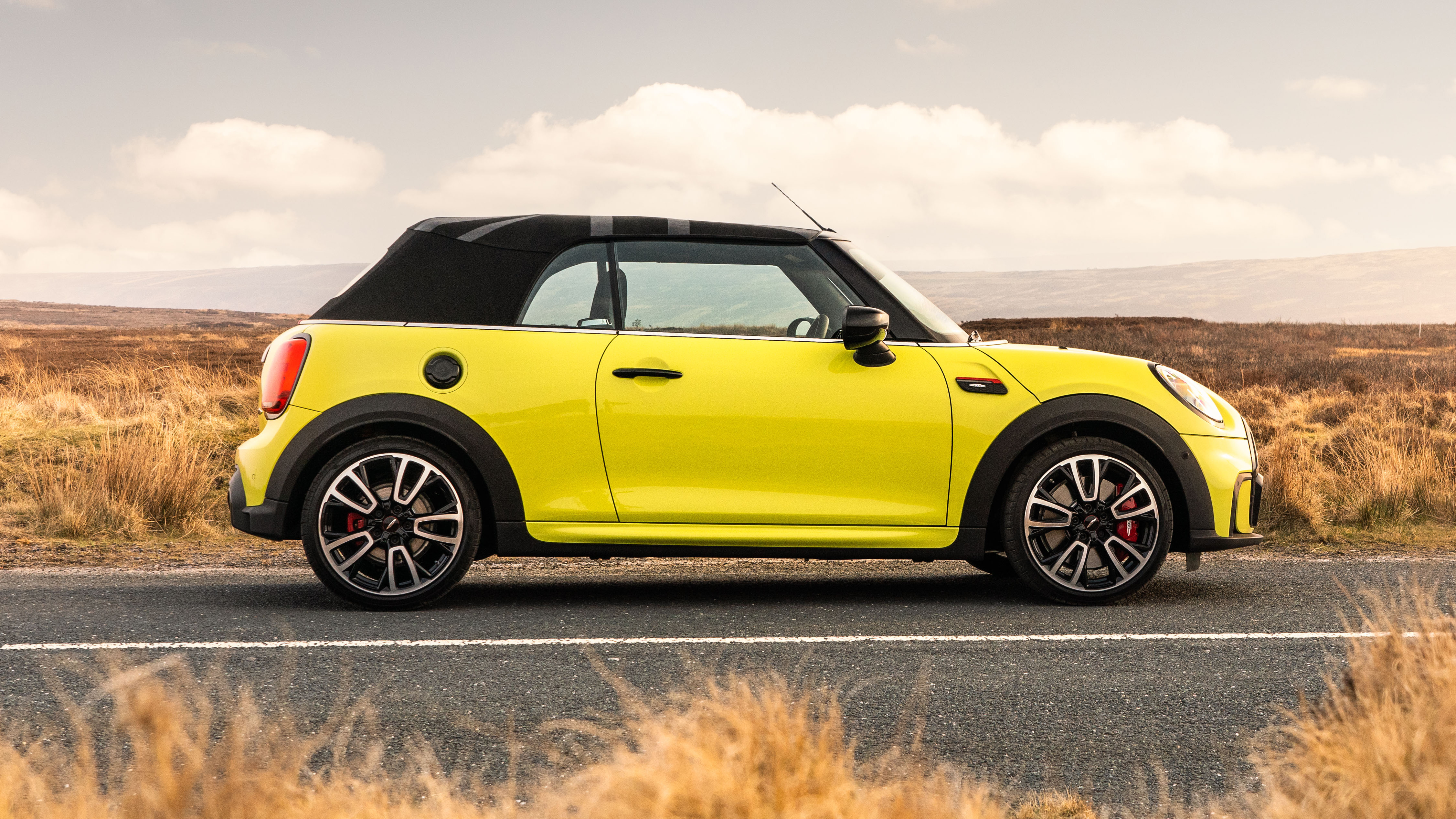 2021 MINI Convertible side view - roof up
