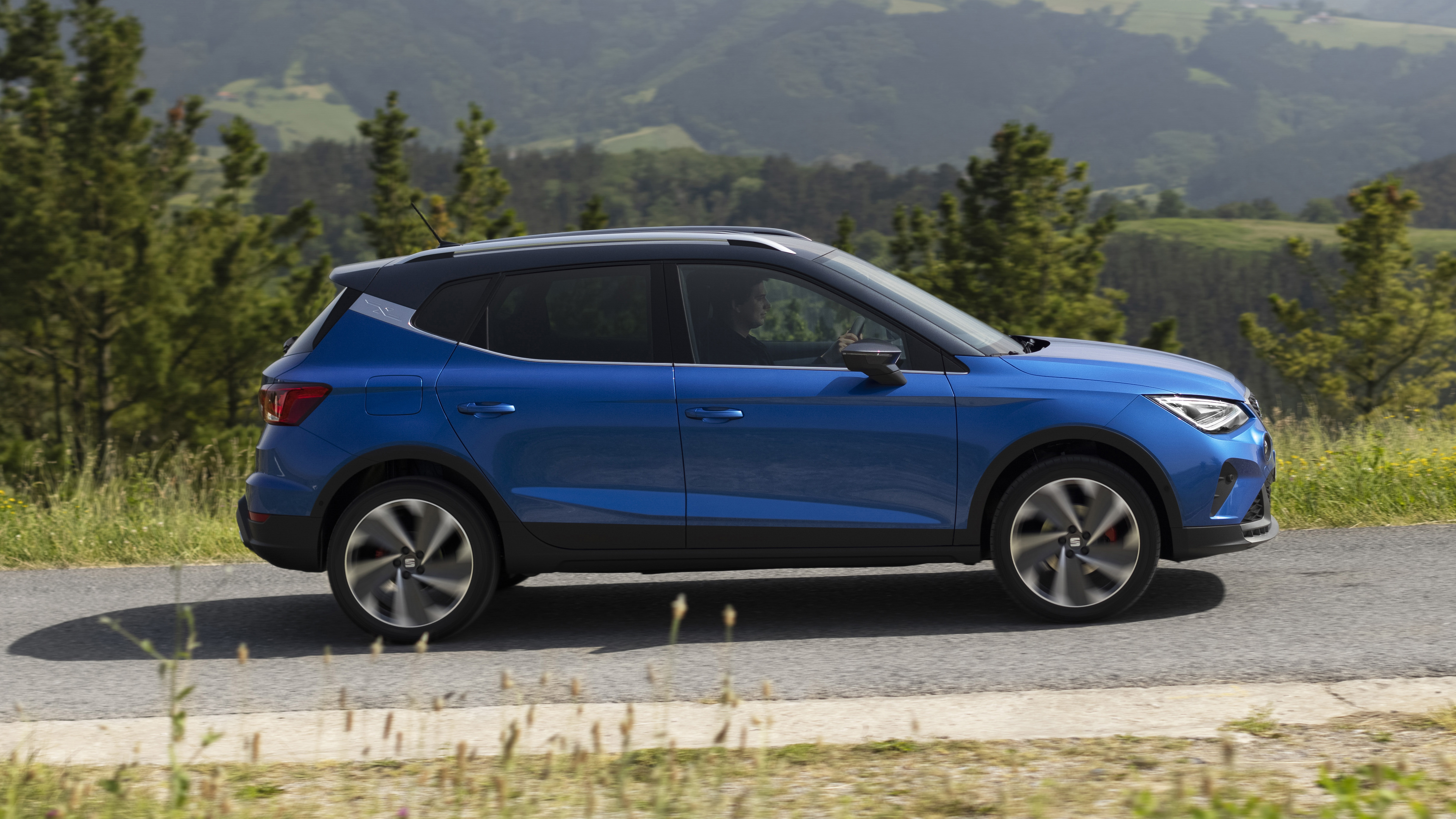 2021 SEAT Arona - side dynamic 
