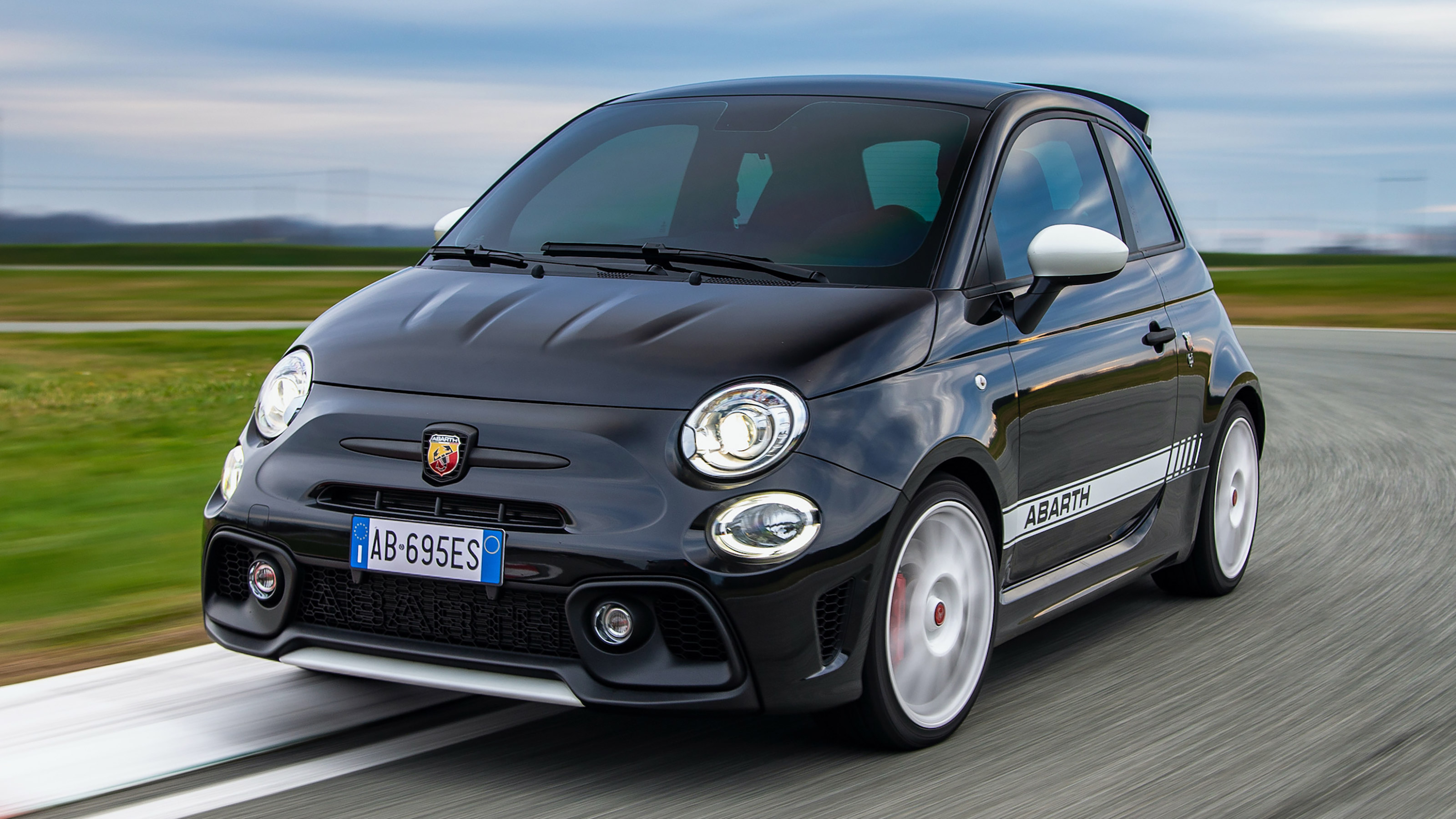 Abarth 695 Esseesse - front 3/4 dynamic 