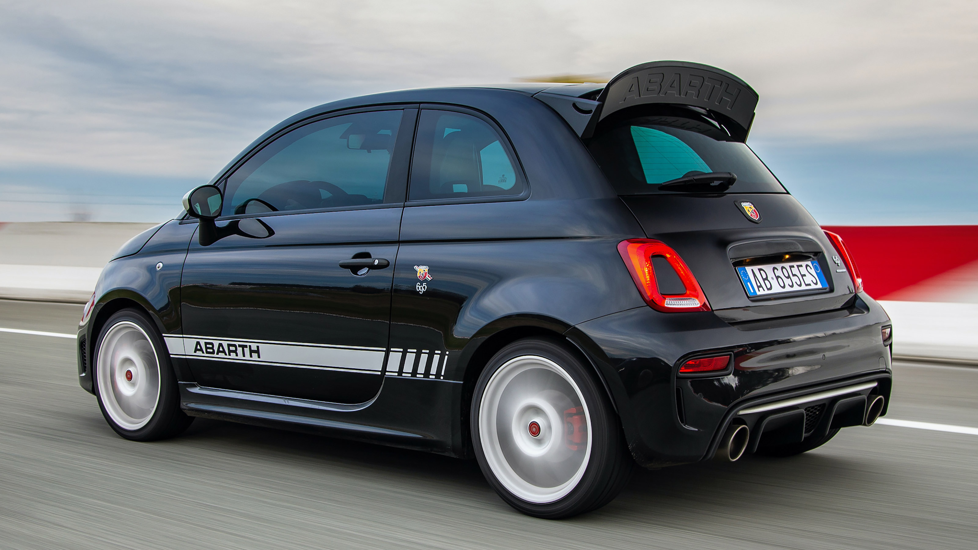 Abarth 695 Esseesse - rear 3/4 dynamic 