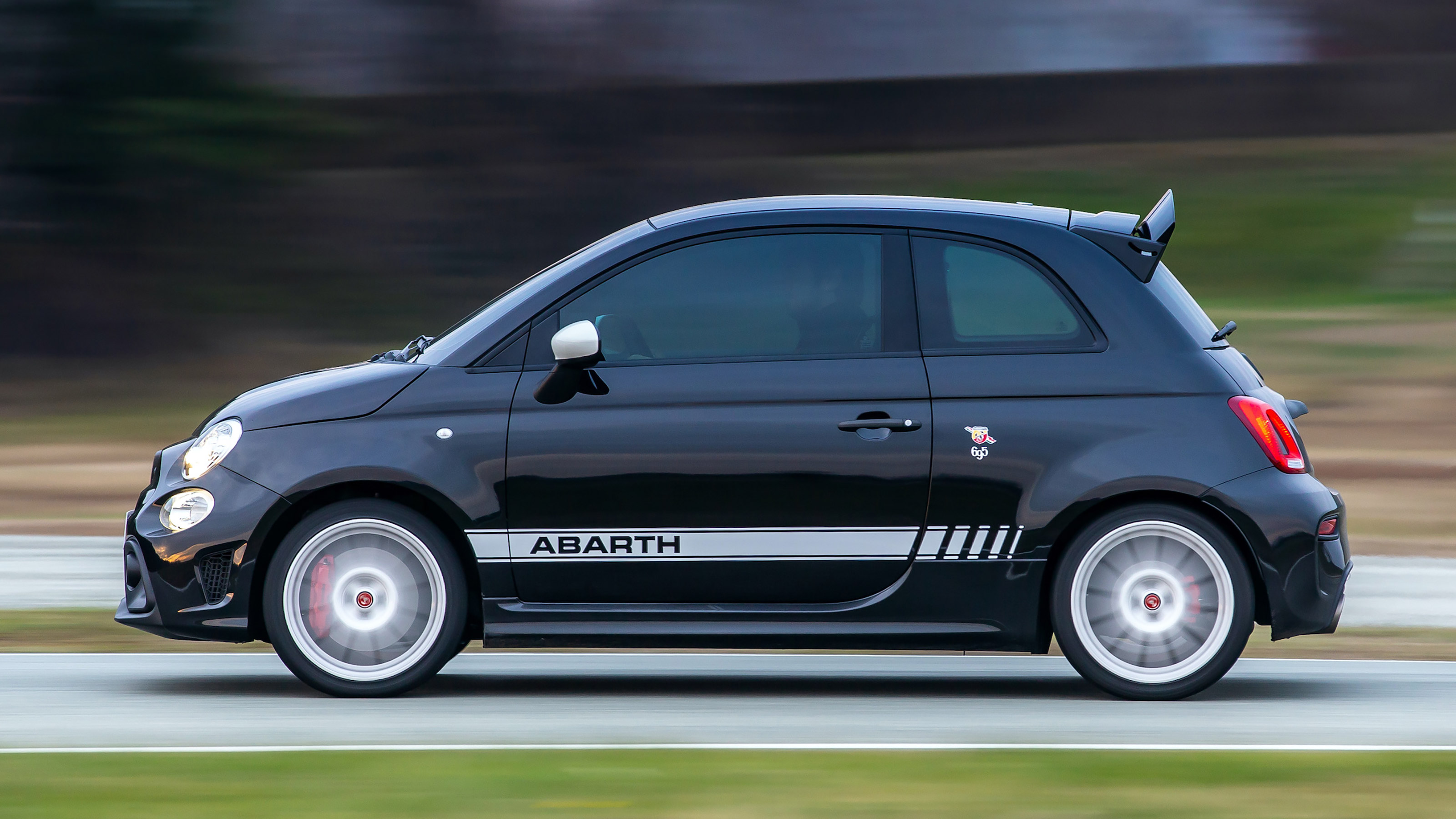 Abarth 695 Esseesse - side dynamic