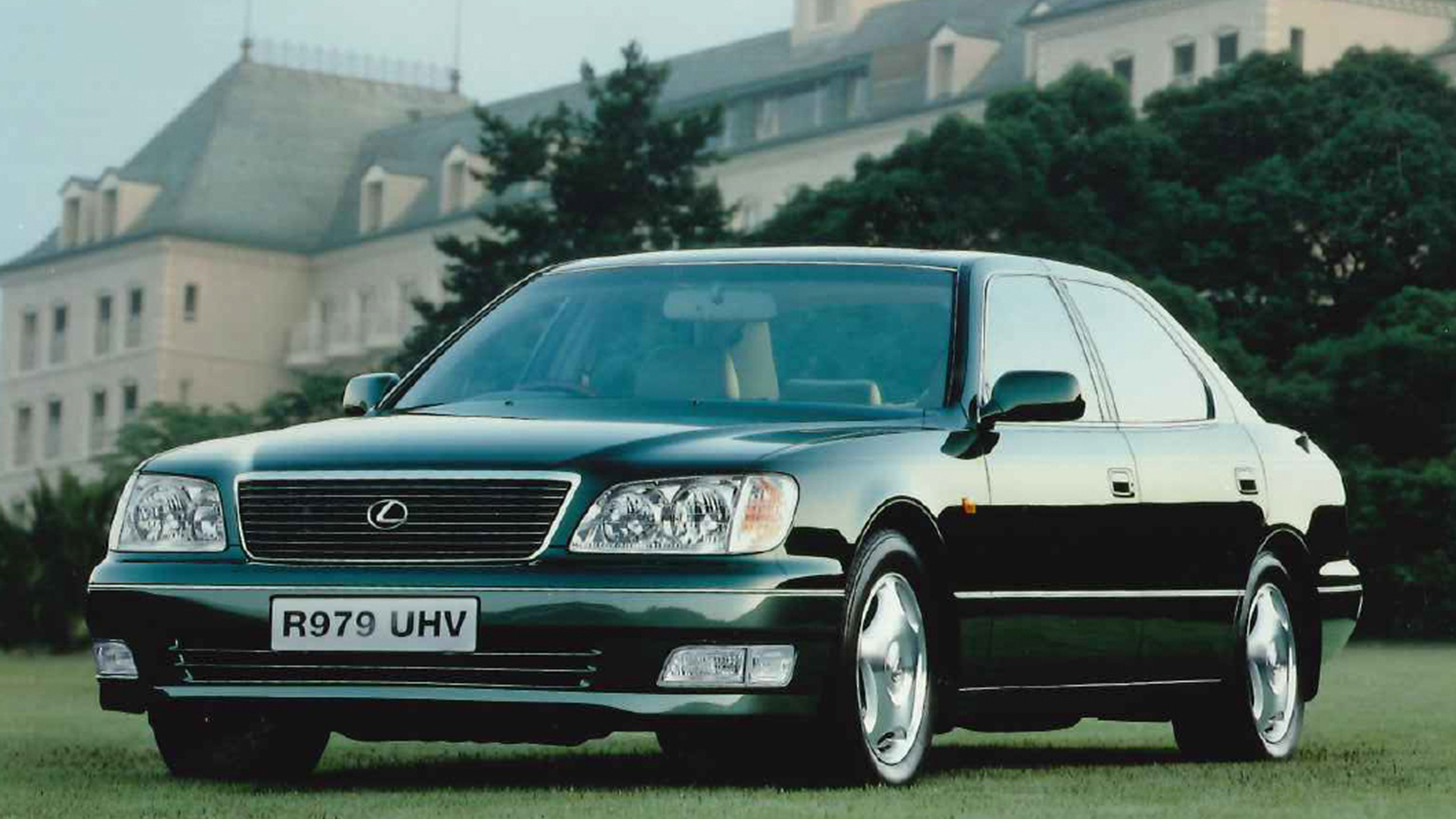 1997 Lexus LS400 - front N/S static