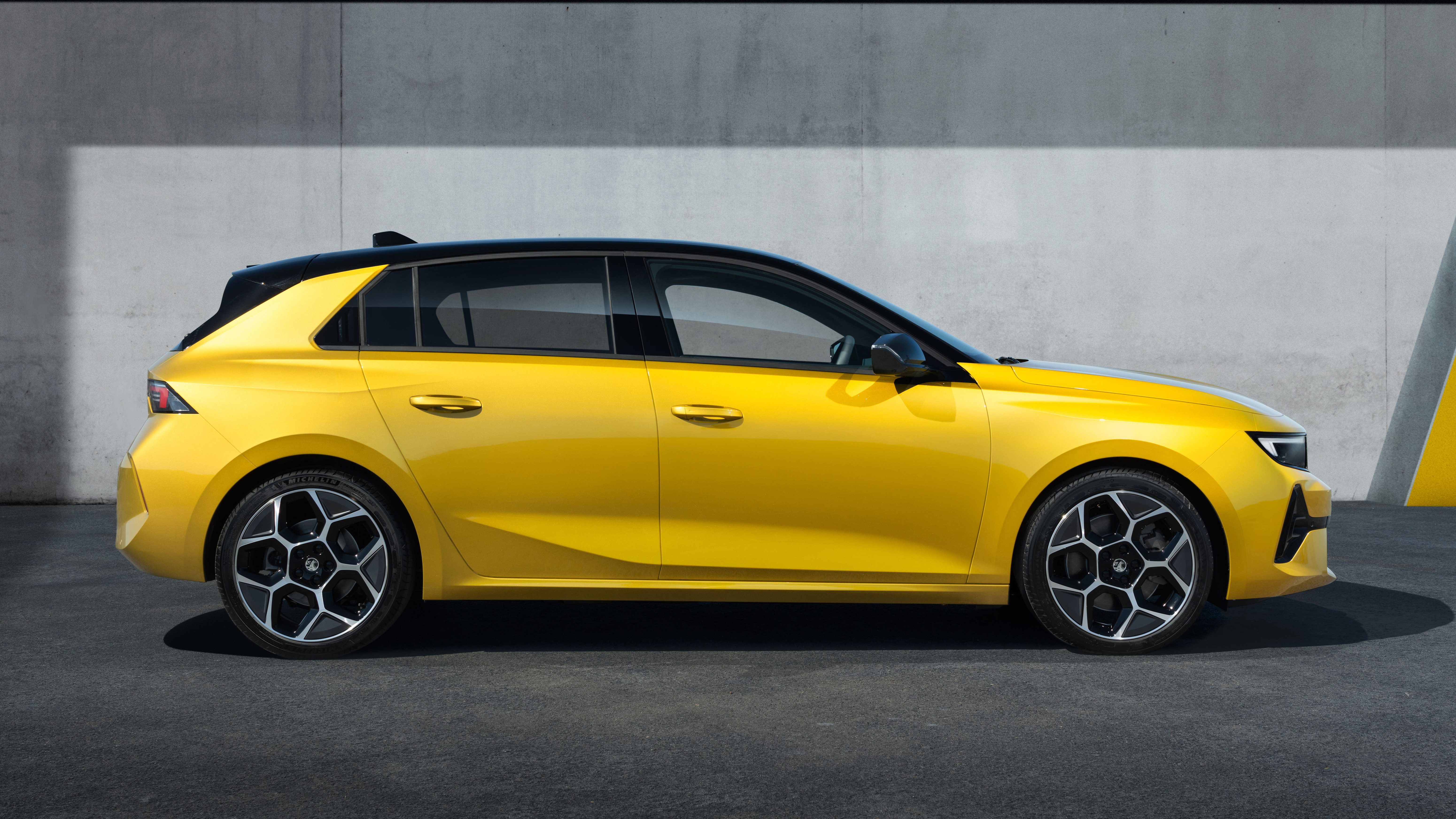 2021 Vauxhall Astra - side on view