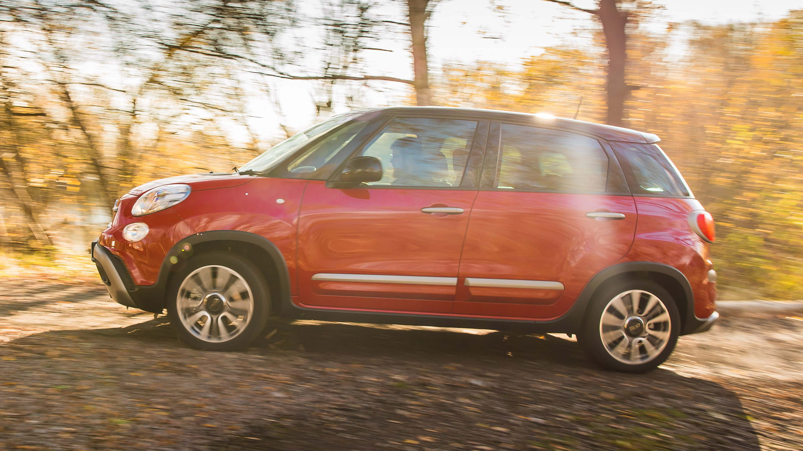 Fiat 500L driving off-road - side view
