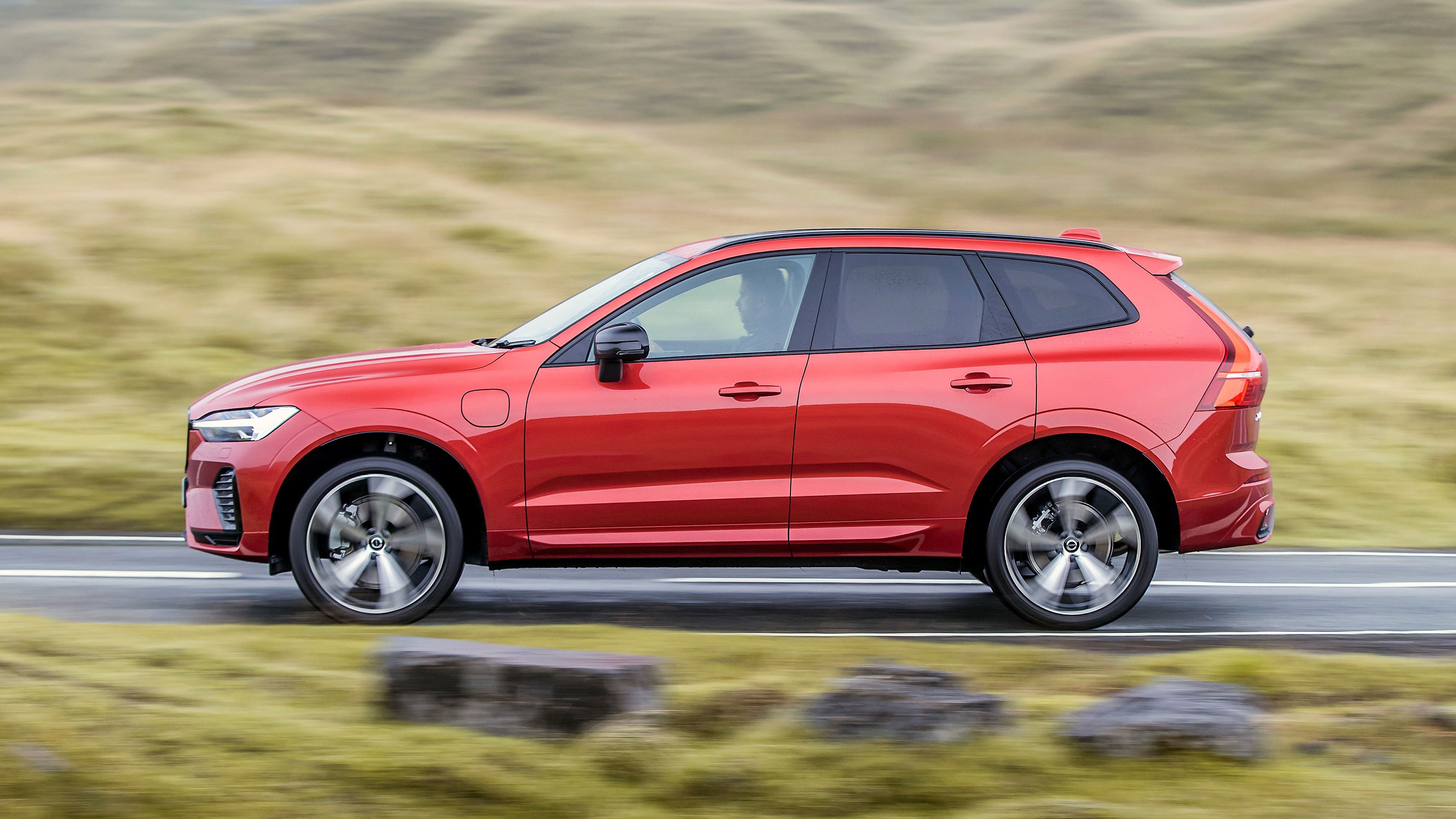 Volvo XC60 Recharge hybrid side panning
