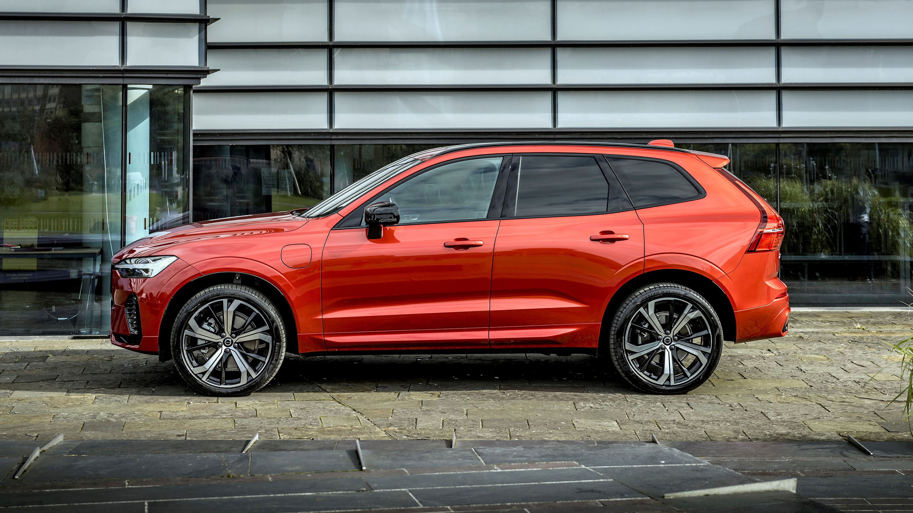 Volvo XC60 Recharge hybrid side static