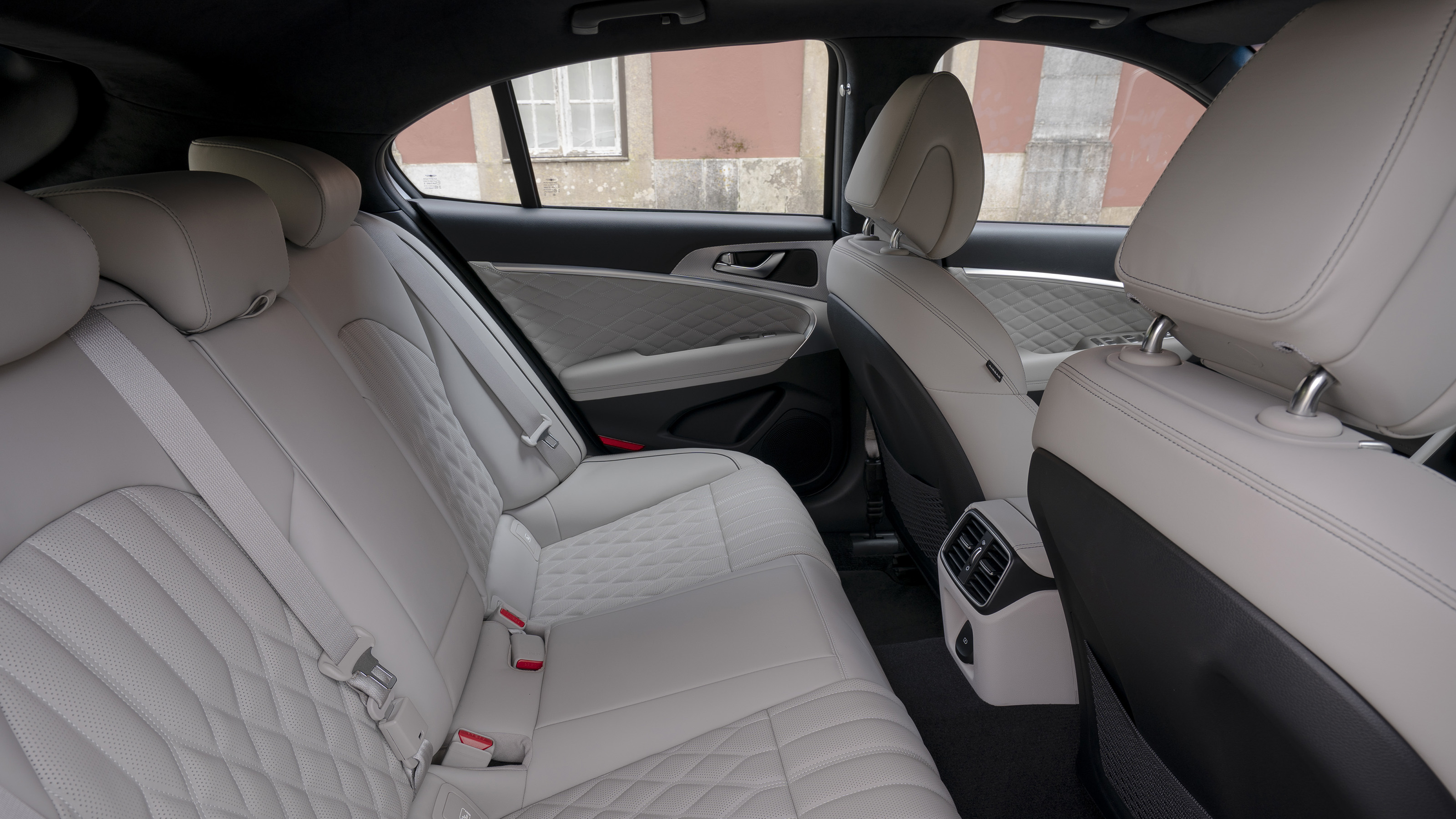 Genesis G70 Shooting Brake rear seats