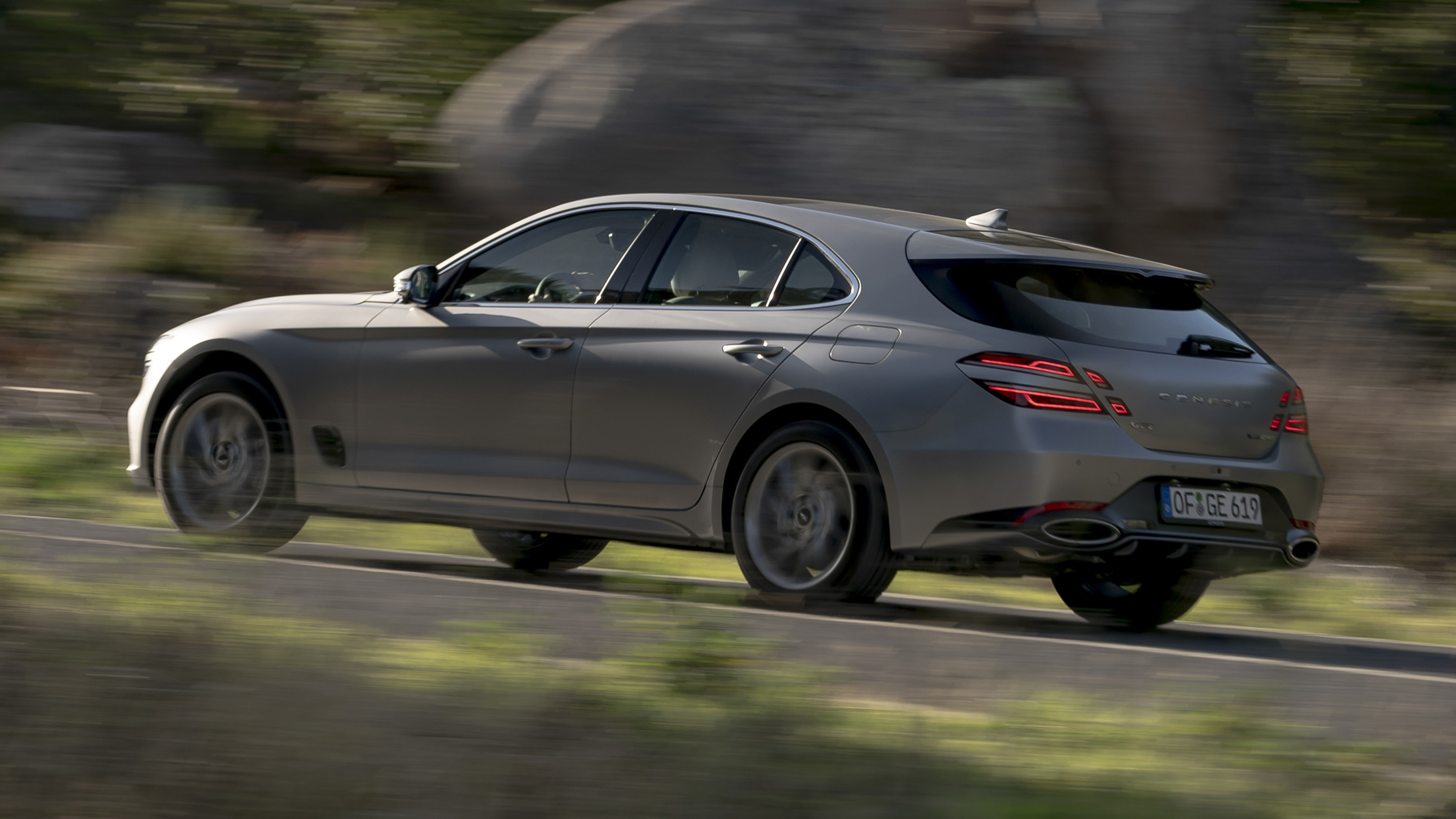 Genesis G70 Shooting Brake driving uphill