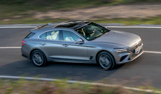 Genesis G70 Shooting Brake driving