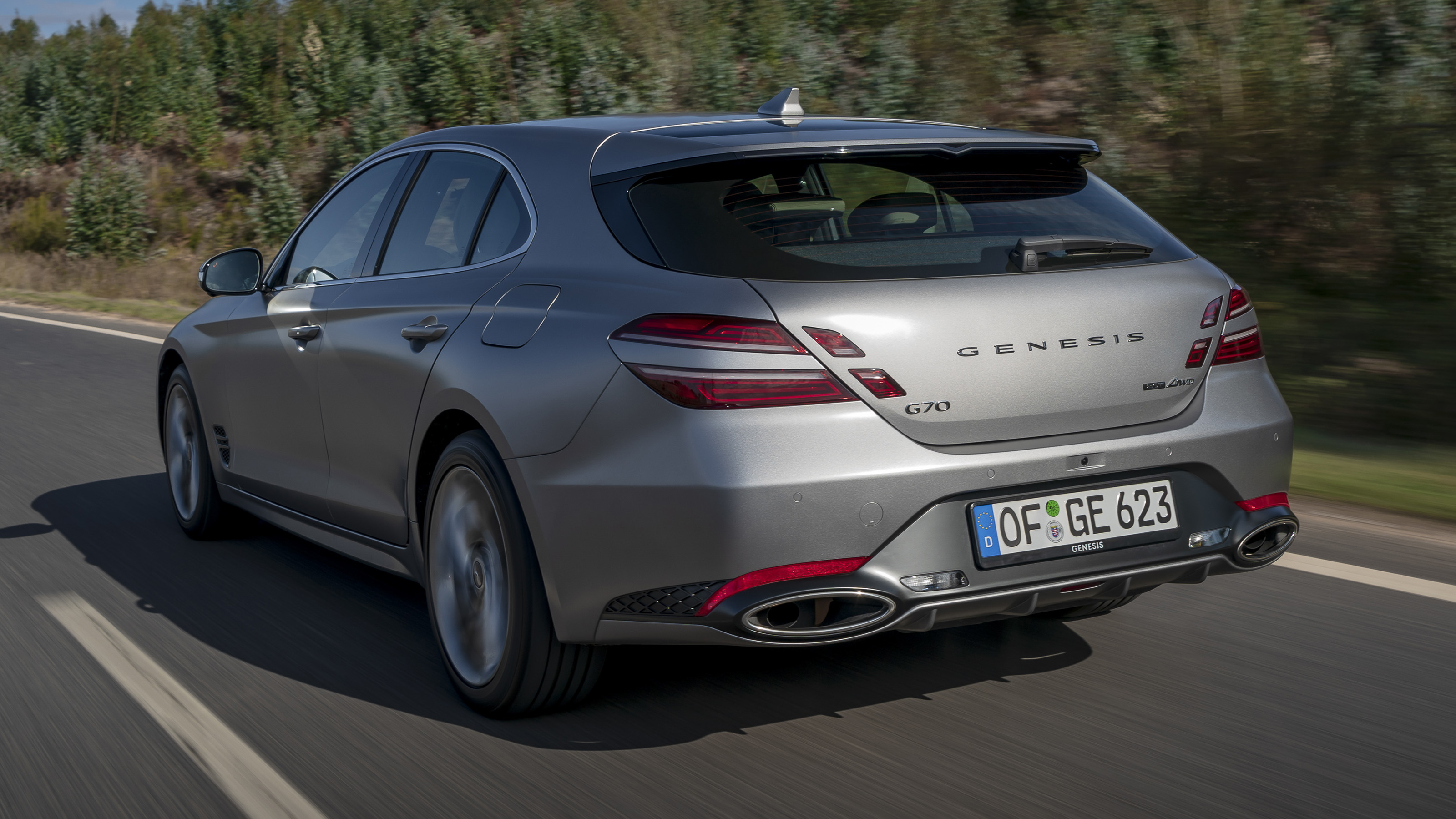 Genesis G70 Shooting Brake driving - rear