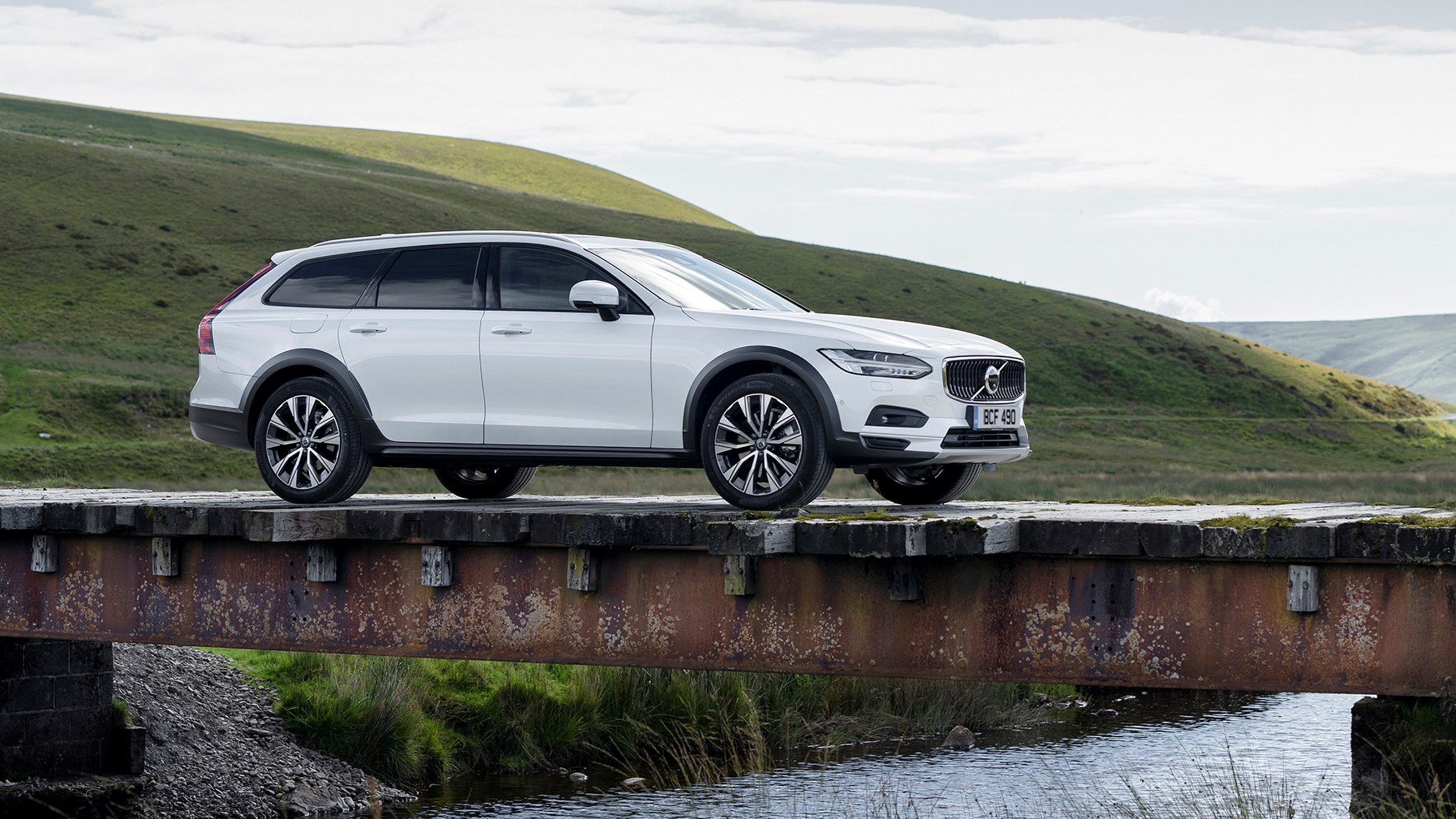 Volvo V90 Cross Country side static