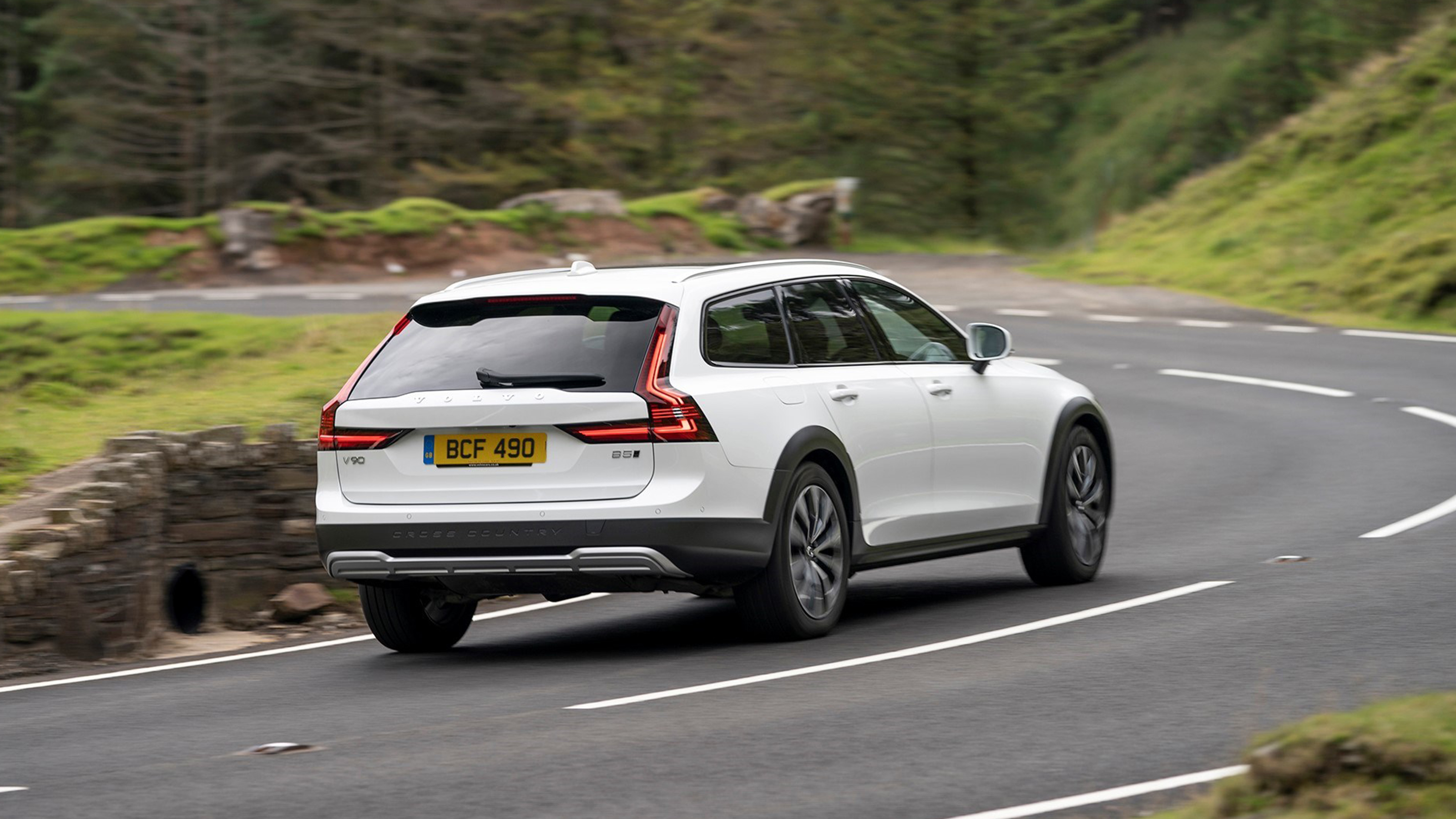 Volvo V90 Cross Country rear cornering